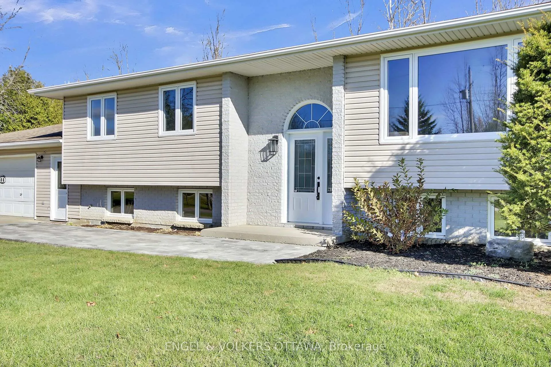 Photo 3 of 4715 Kelso Street E, Augusta, Augusta Twp — HOMEH