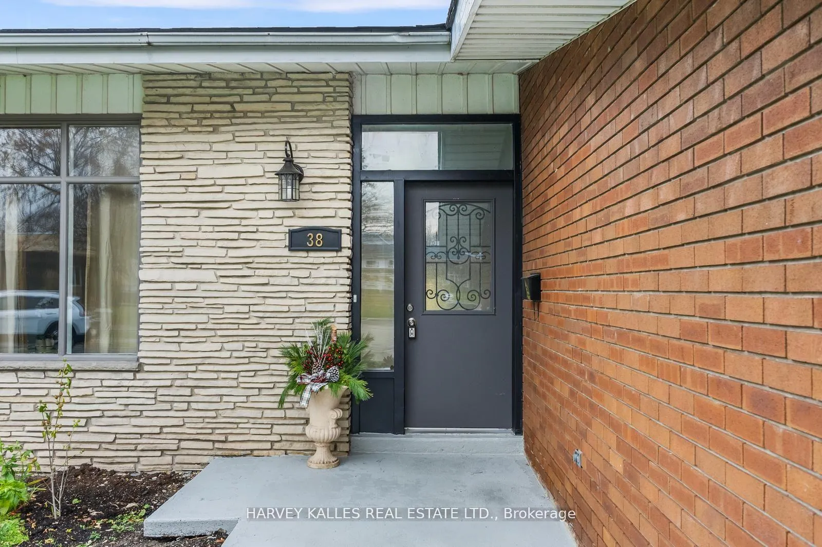 Photo 2 of 38 Follett Court, Ajax, South East — HOMEH