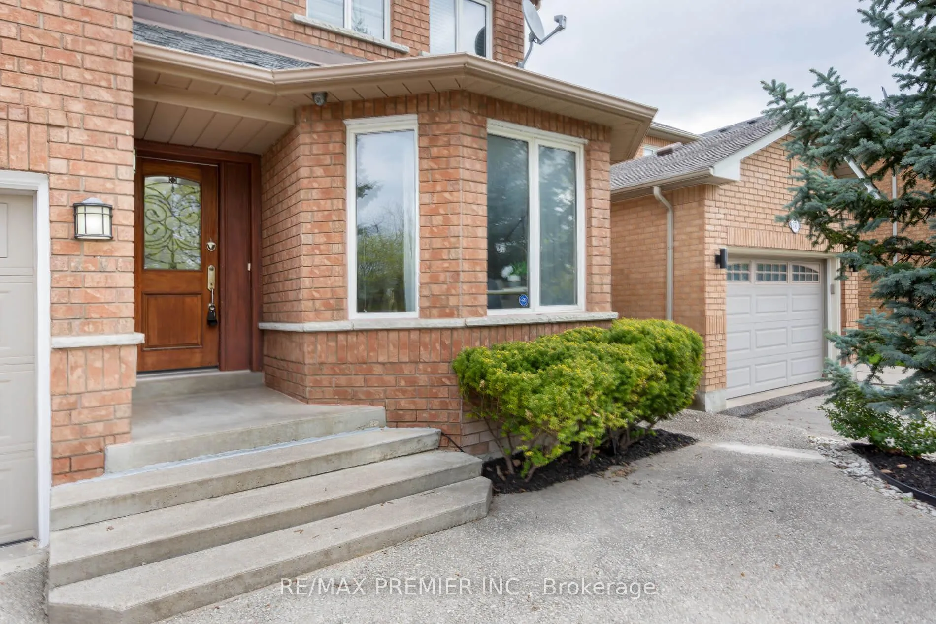 Photo 2 of 348 Royalpark Way, Vaughan, Elder Mills — HOMEH