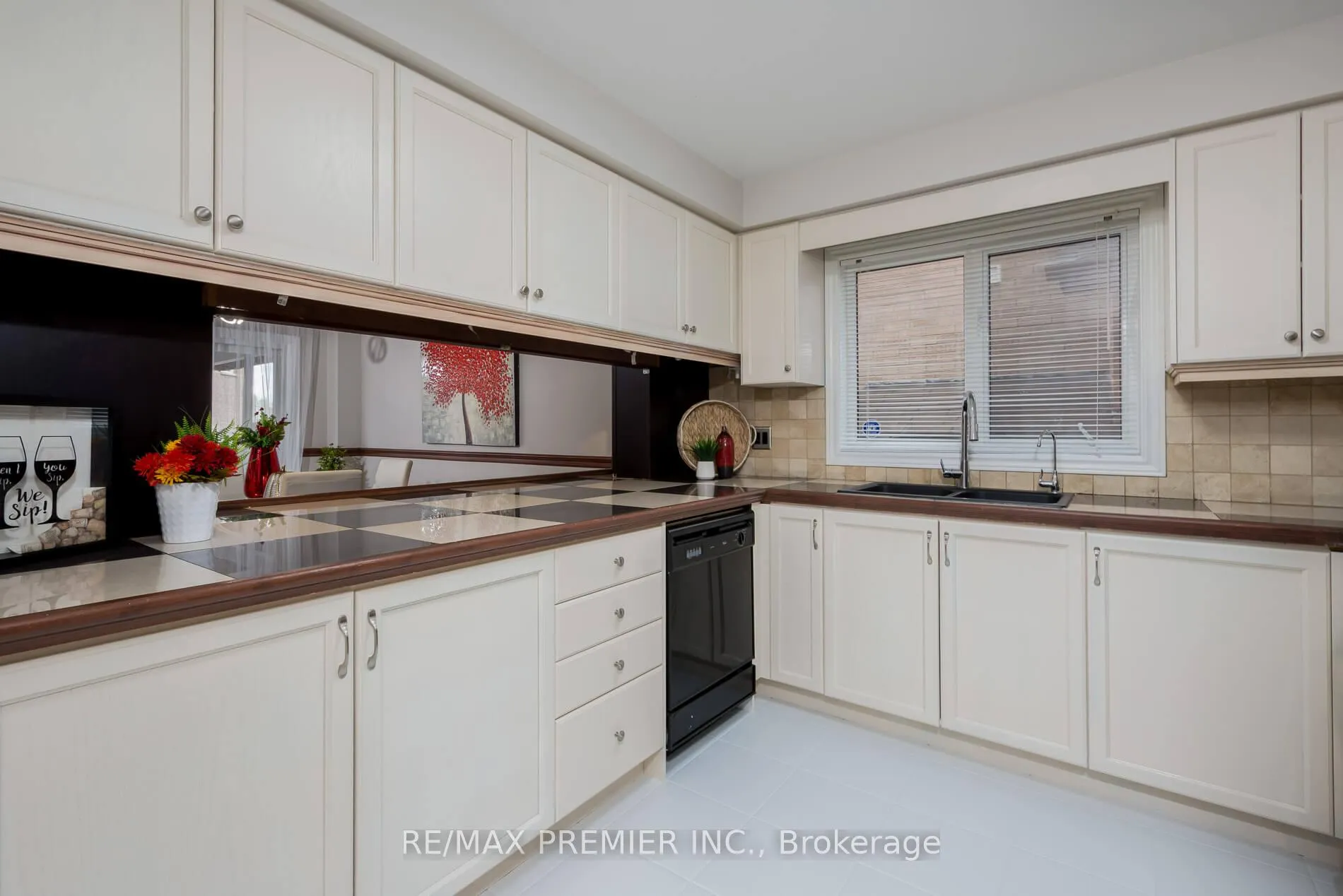 Photo 14 of 348 Royalpark Way, Vaughan, Elder Mills — HOMEH