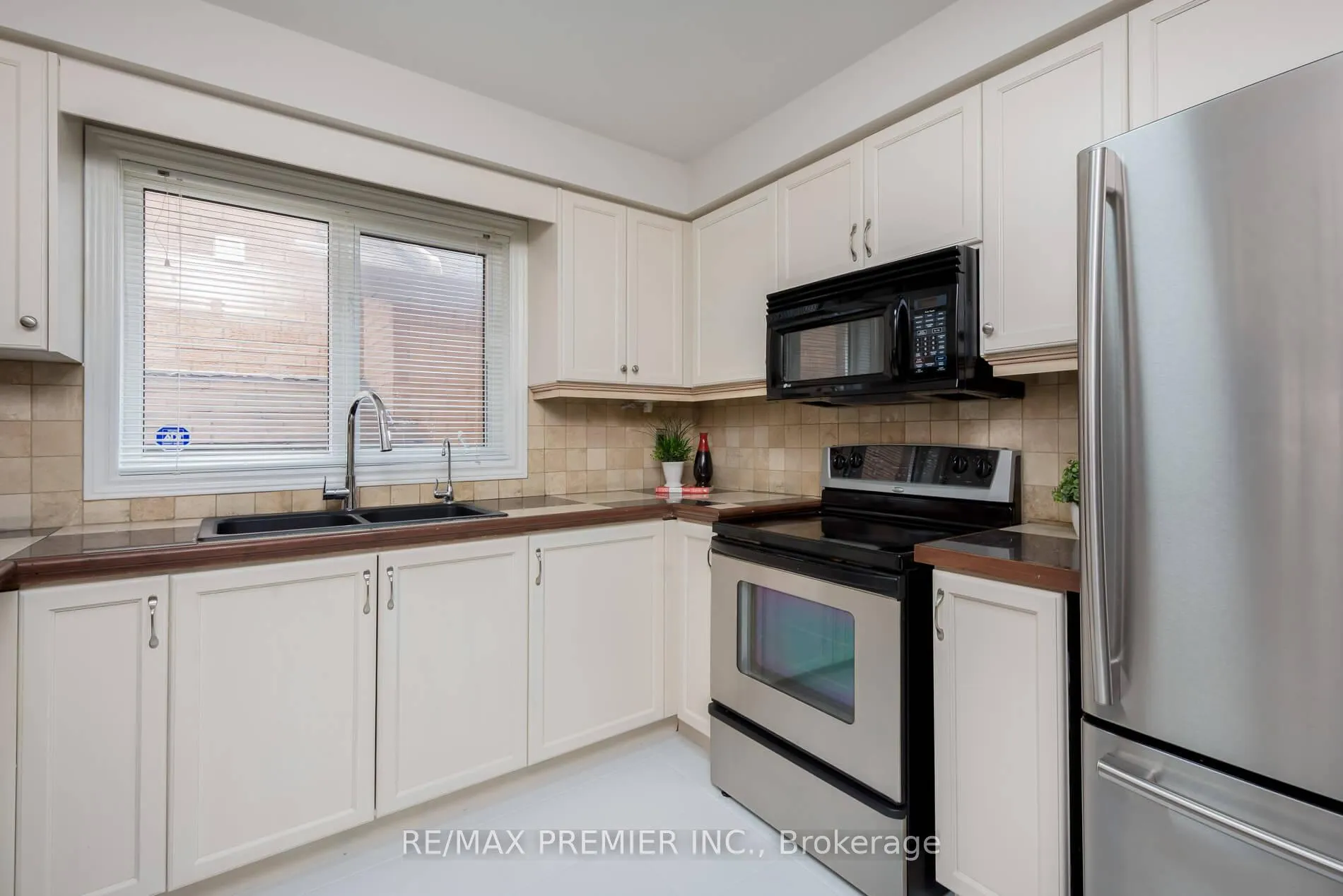 Photo 15 of 348 Royalpark Way, Vaughan, Elder Mills — HOMEH