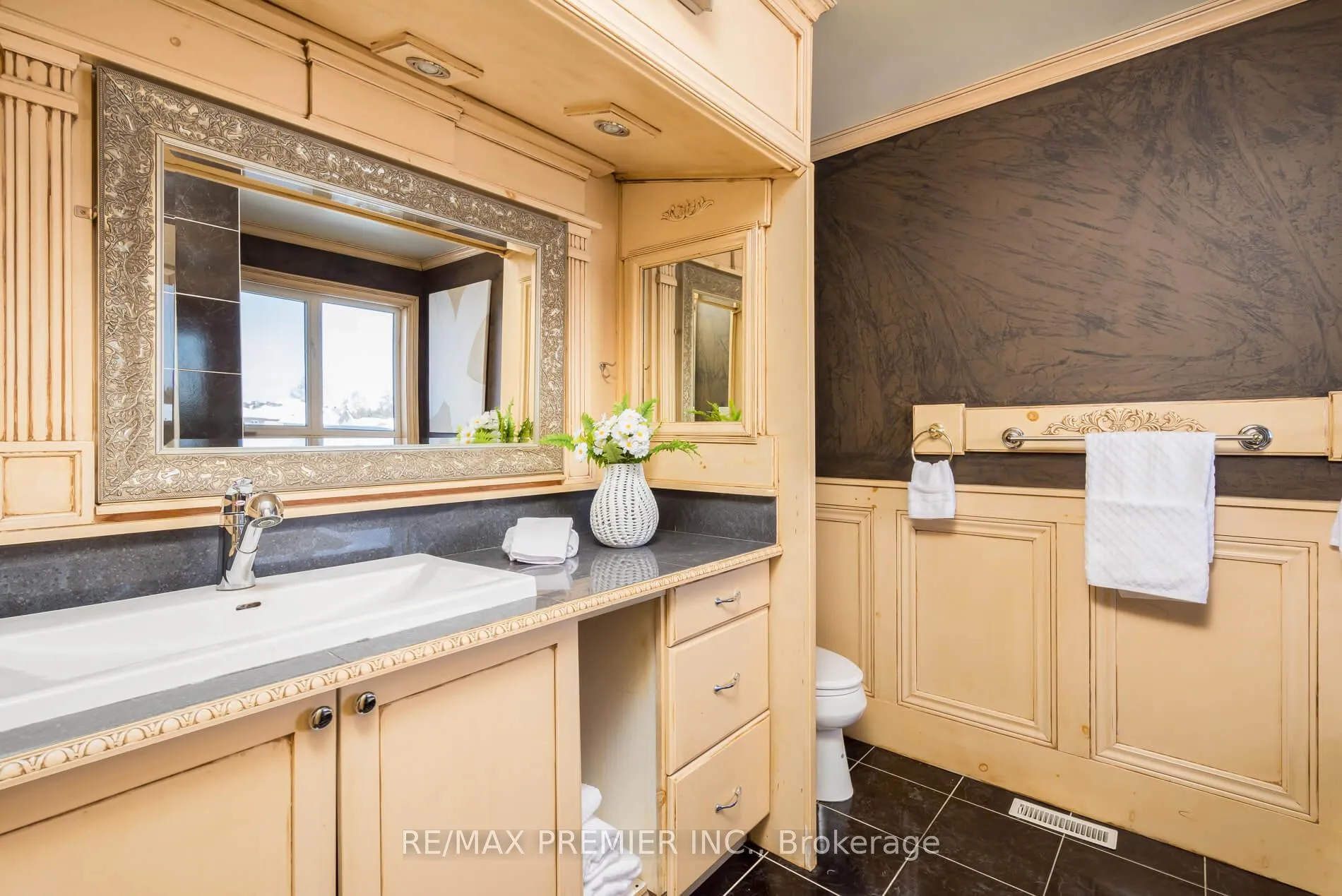 Photo 19 of 348 Royalpark Way, Vaughan, Elder Mills — HOMEH