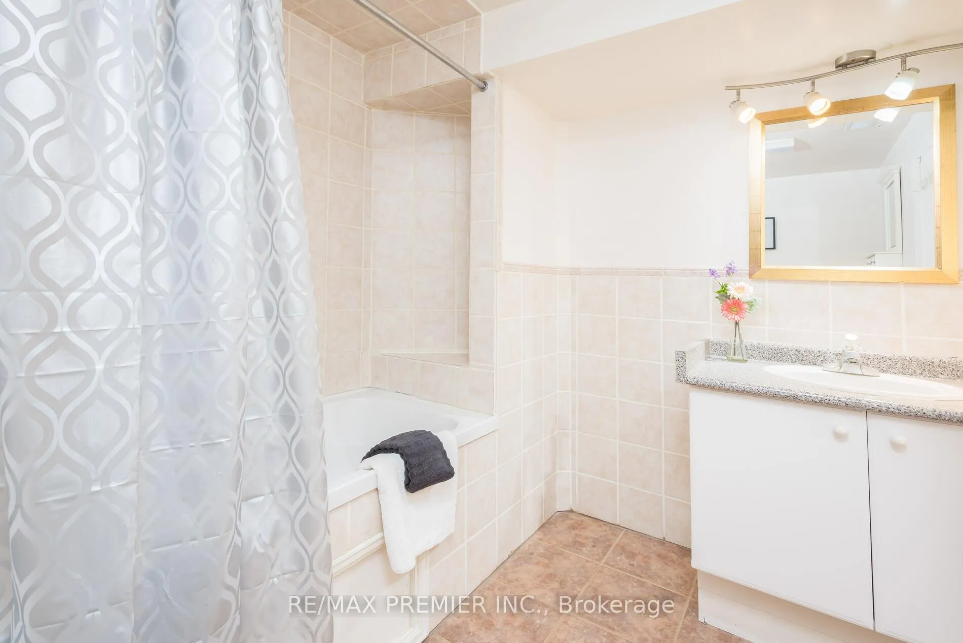 Photo 33 of 348 Royalpark Way, Vaughan, Elder Mills — HOMEH