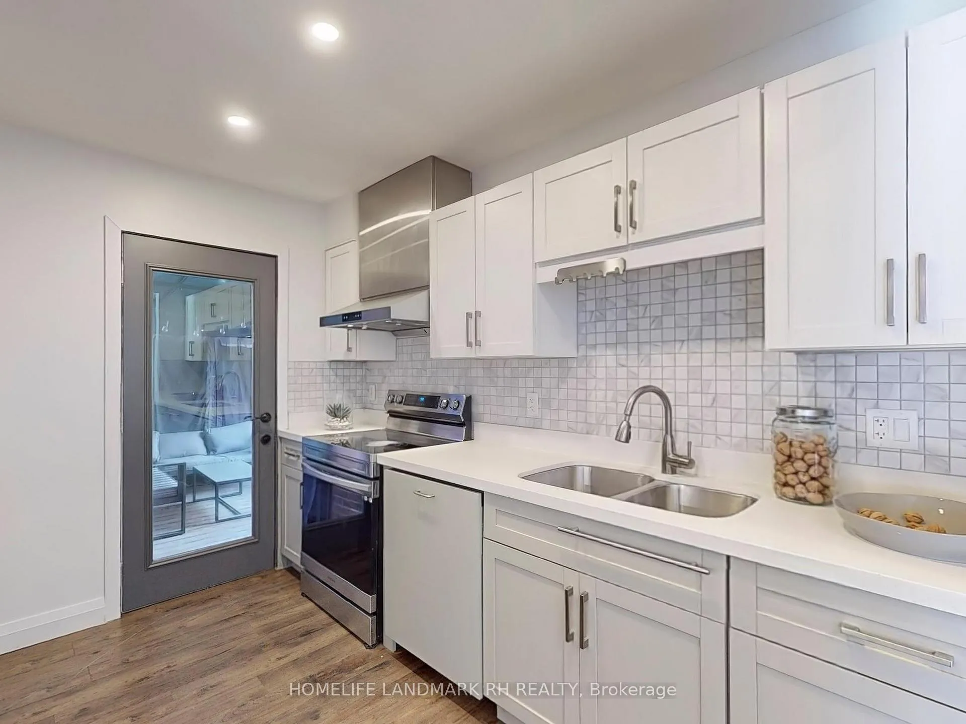 Photo 10 of 42 Frontenac Avenue, Toronto, Bedford Park-Nortown — HOMEH