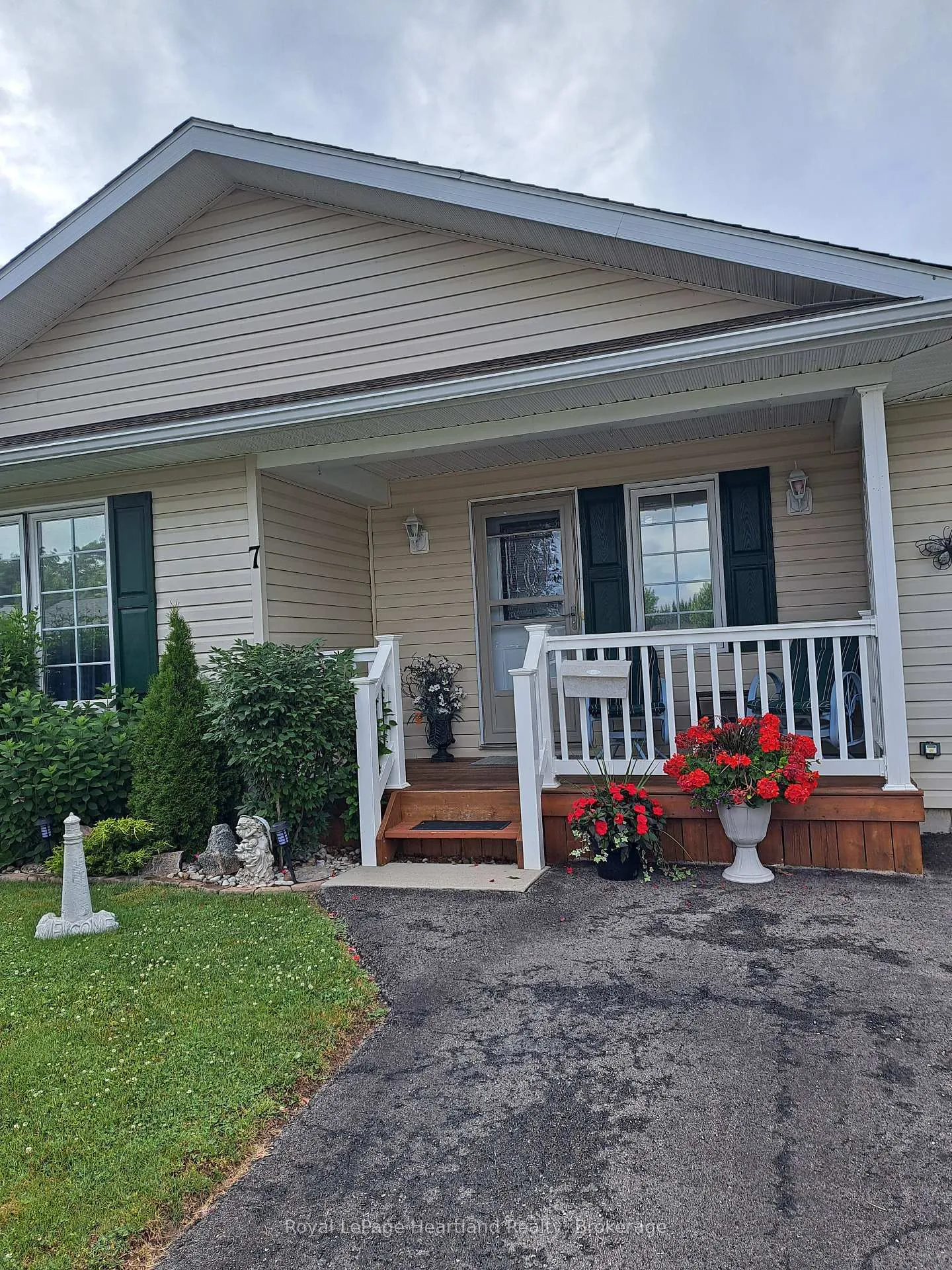 Photo 3 of 7 Kellestine Drive, Strathroy-Caradoc, SE — HOMEH