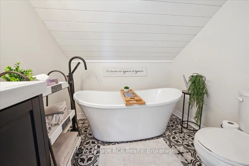 Photo 2 of 204 Durham Street E, Wellington North, Mount Forest — HOMEH
