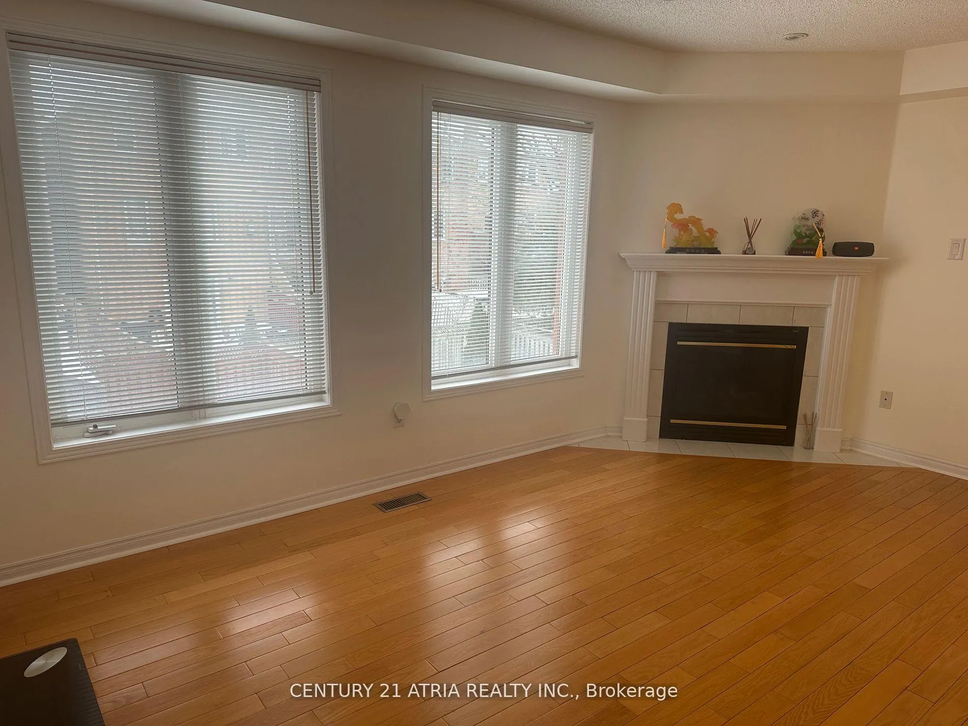 Photo 4 of 18 Yellowood Circle, Vaughan, Patterson — HOMEH