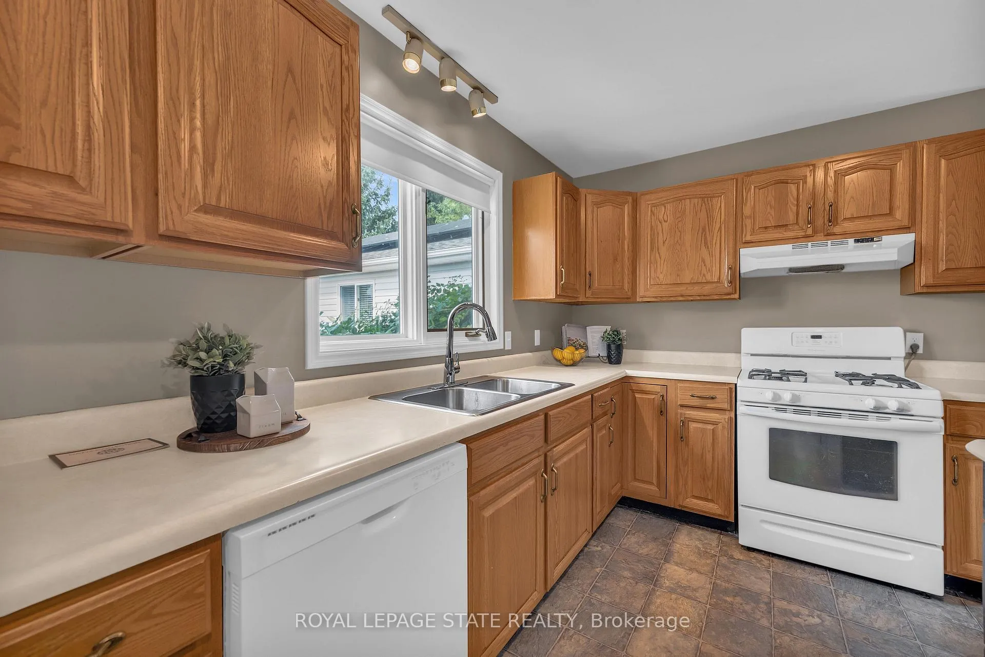 Photo 11 of 20 Sarah Street, Haldimand — HOMEH