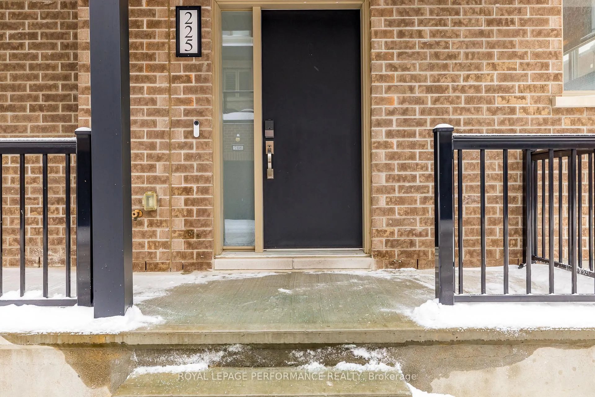 Photo 2 of 225 Makadewa Private, Ottawa, CFB Rockcliffe and Area — HOMEH