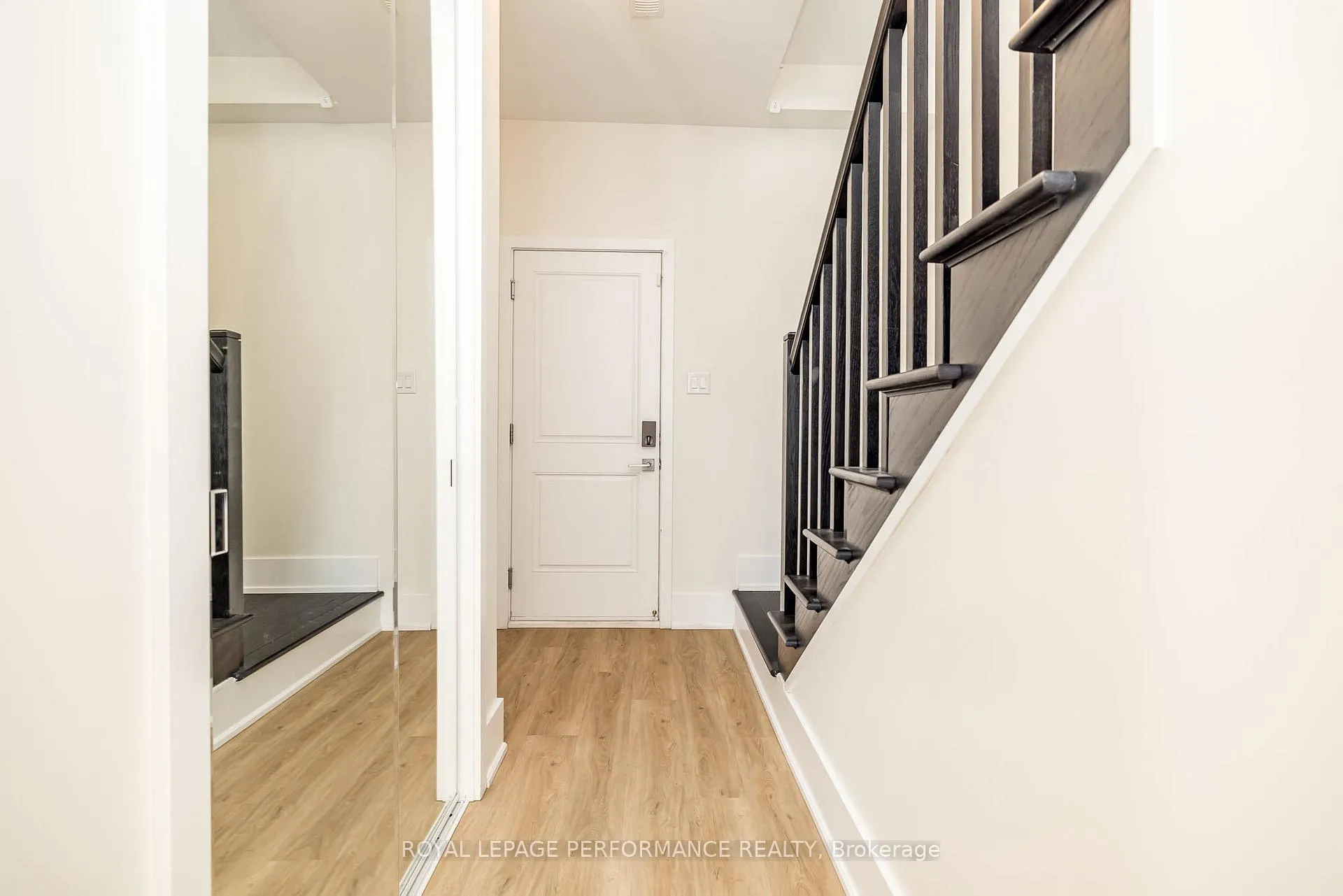 Photo 7 of 225 Makadewa Private, Ottawa, CFB Rockcliffe and Area — HOMEH