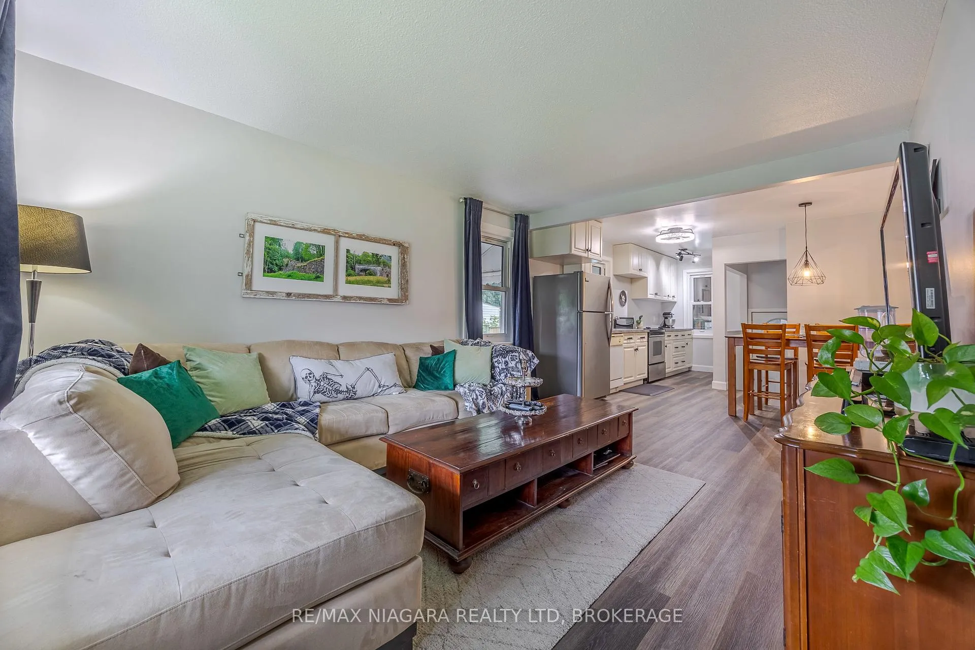 Photo 3 of 6294 Murray Street, Niagara Falls, Dorchester — HOMEH