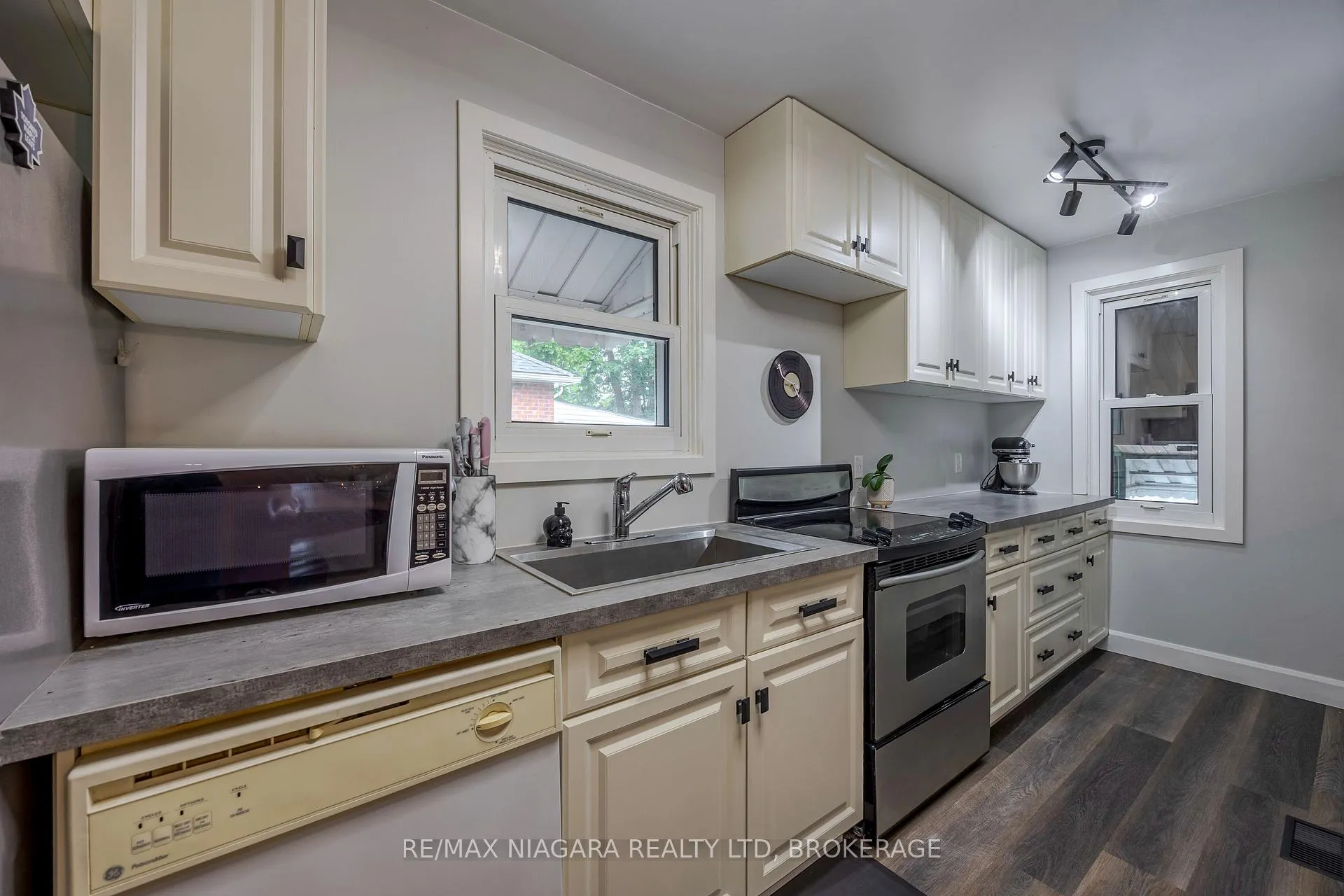 Photo 7 of 6294 Murray Street, Niagara Falls, Dorchester — HOMEH