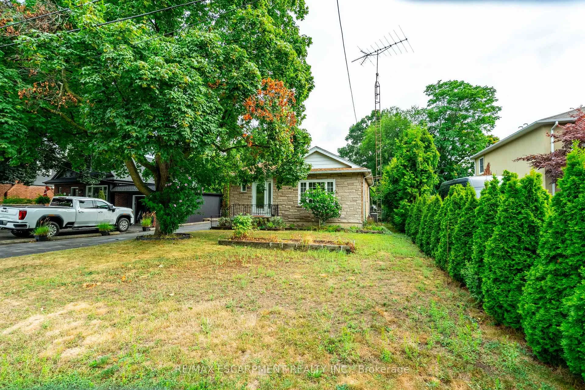 Photo 2 of 961 Danforth Avenue, Burlington, Bayview — HOMEH