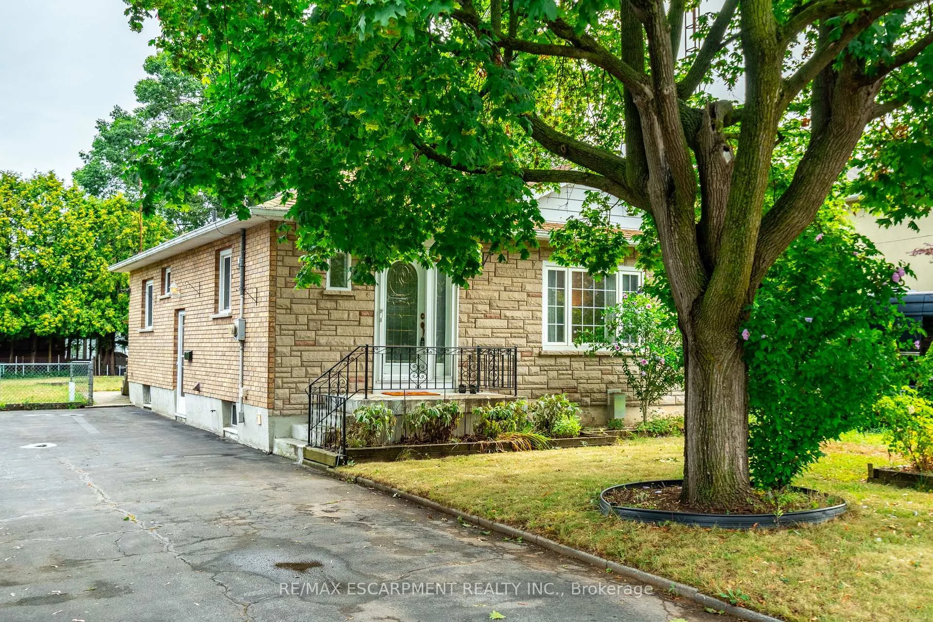 Photo 3 of 961 Danforth Avenue, Burlington, Bayview — HOMEH
