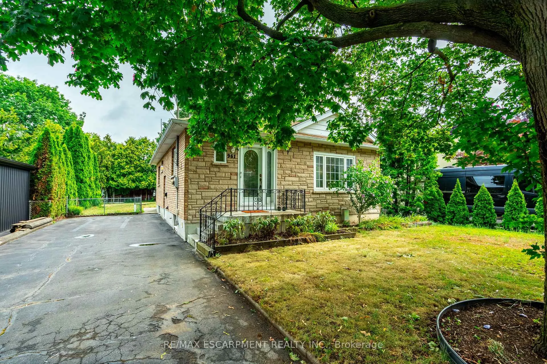 Photo 4 of 961 Danforth Avenue, Burlington, Bayview — HOMEH