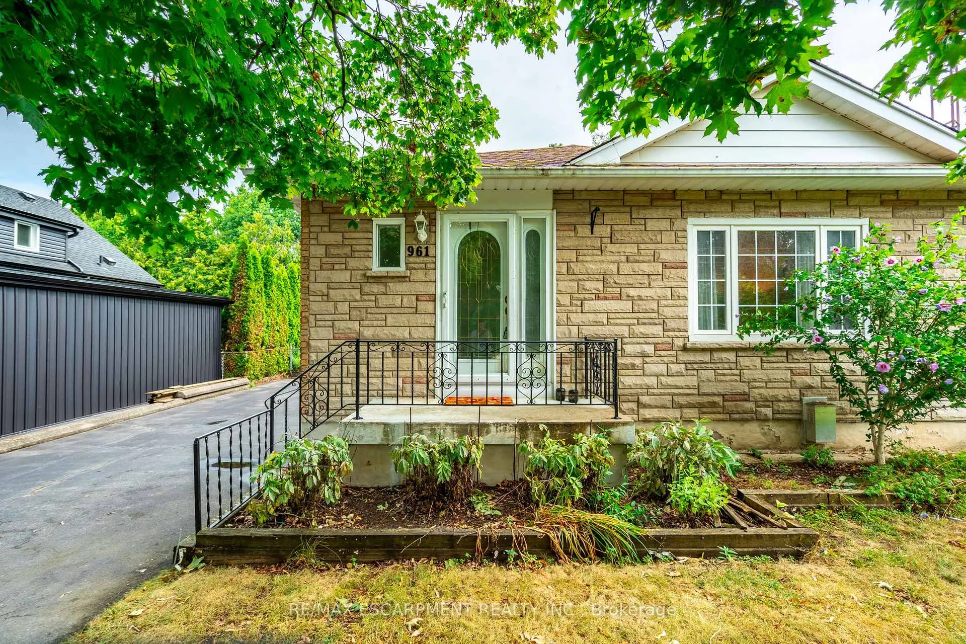 Photo 5 of 961 Danforth Avenue, Burlington, Bayview — HOMEH