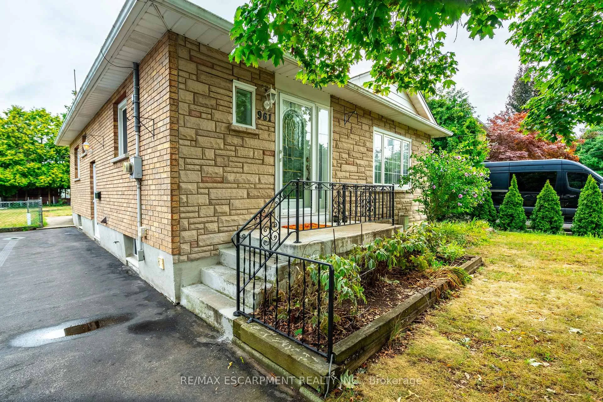 Photo 6 of 961 Danforth Avenue, Burlington, Bayview — HOMEH