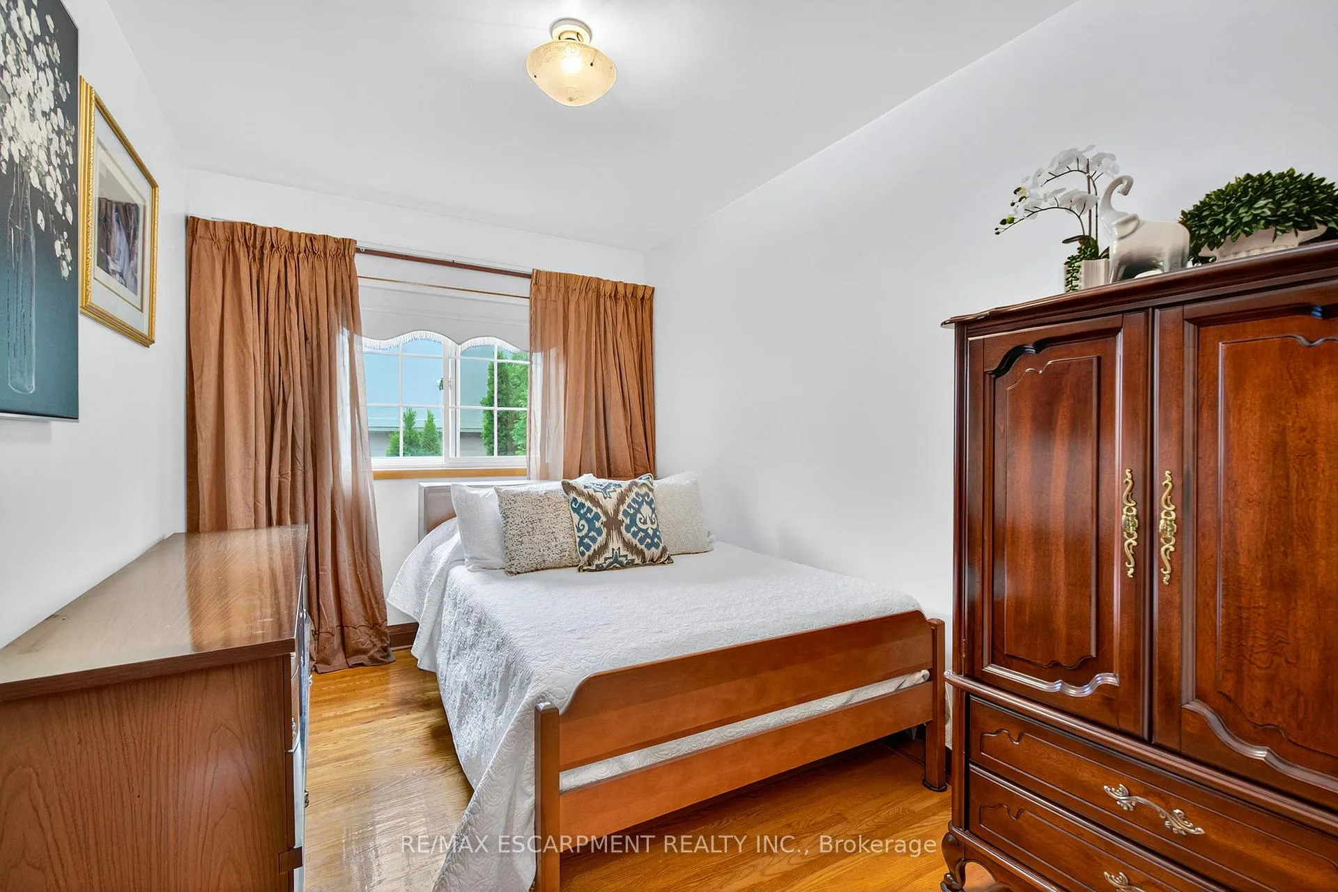 Photo 17 of 961 Danforth Avenue, Burlington, Bayview — HOMEH