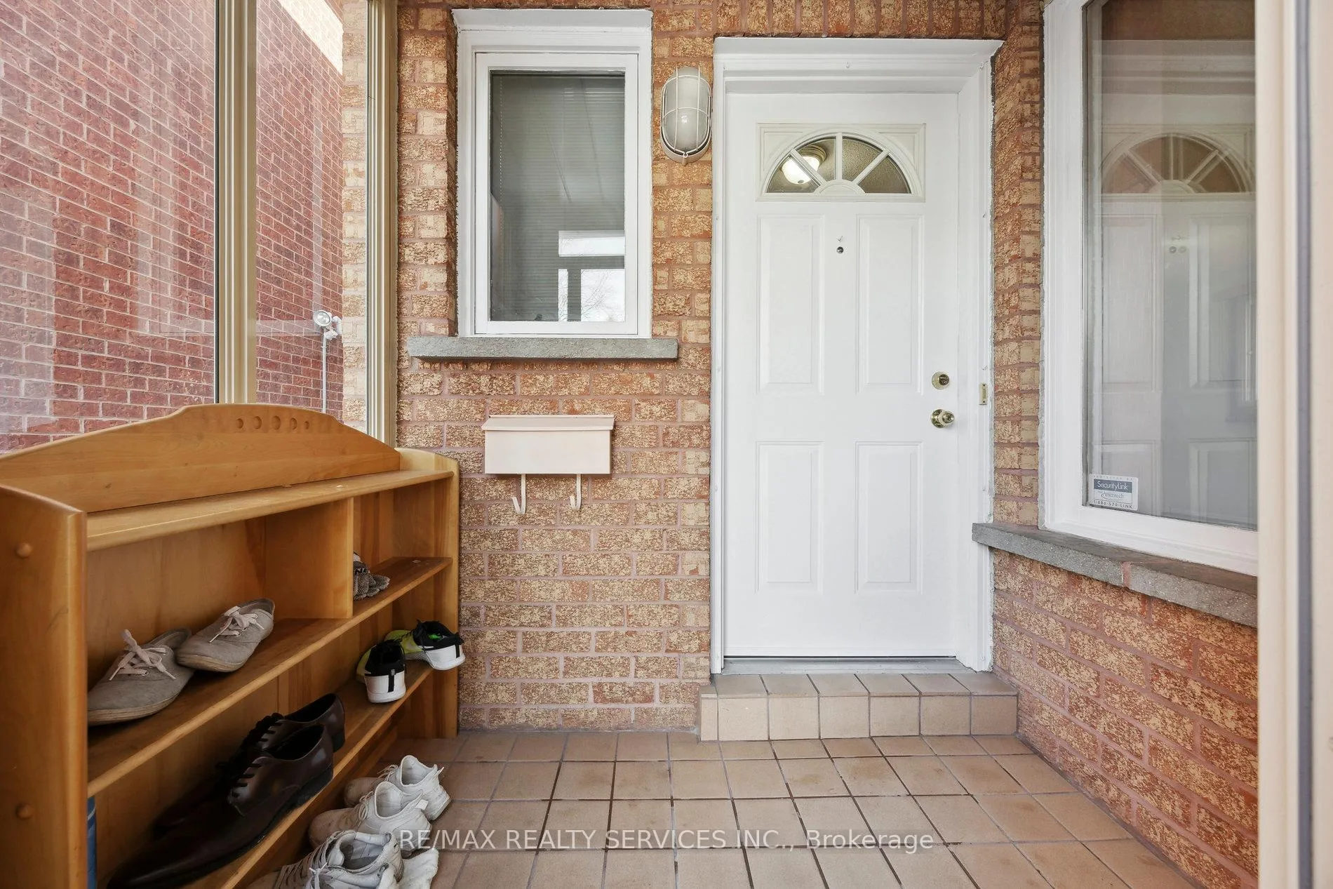 Photo 4 of 37 Candy Crescent, Brampton, Northwood Park — HOMEH