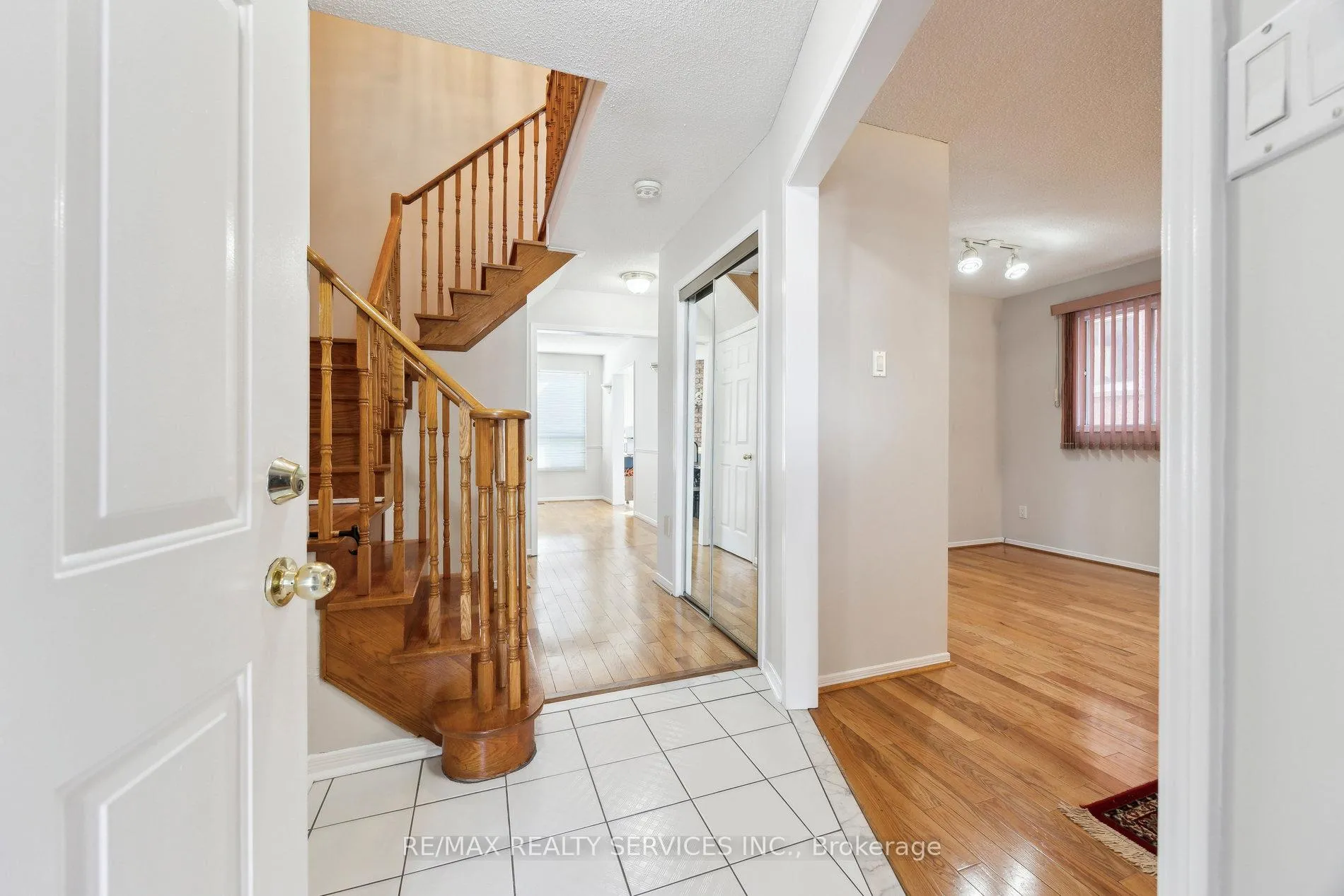 Photo 5 of 37 Candy Crescent, Brampton, Northwood Park — HOMEH