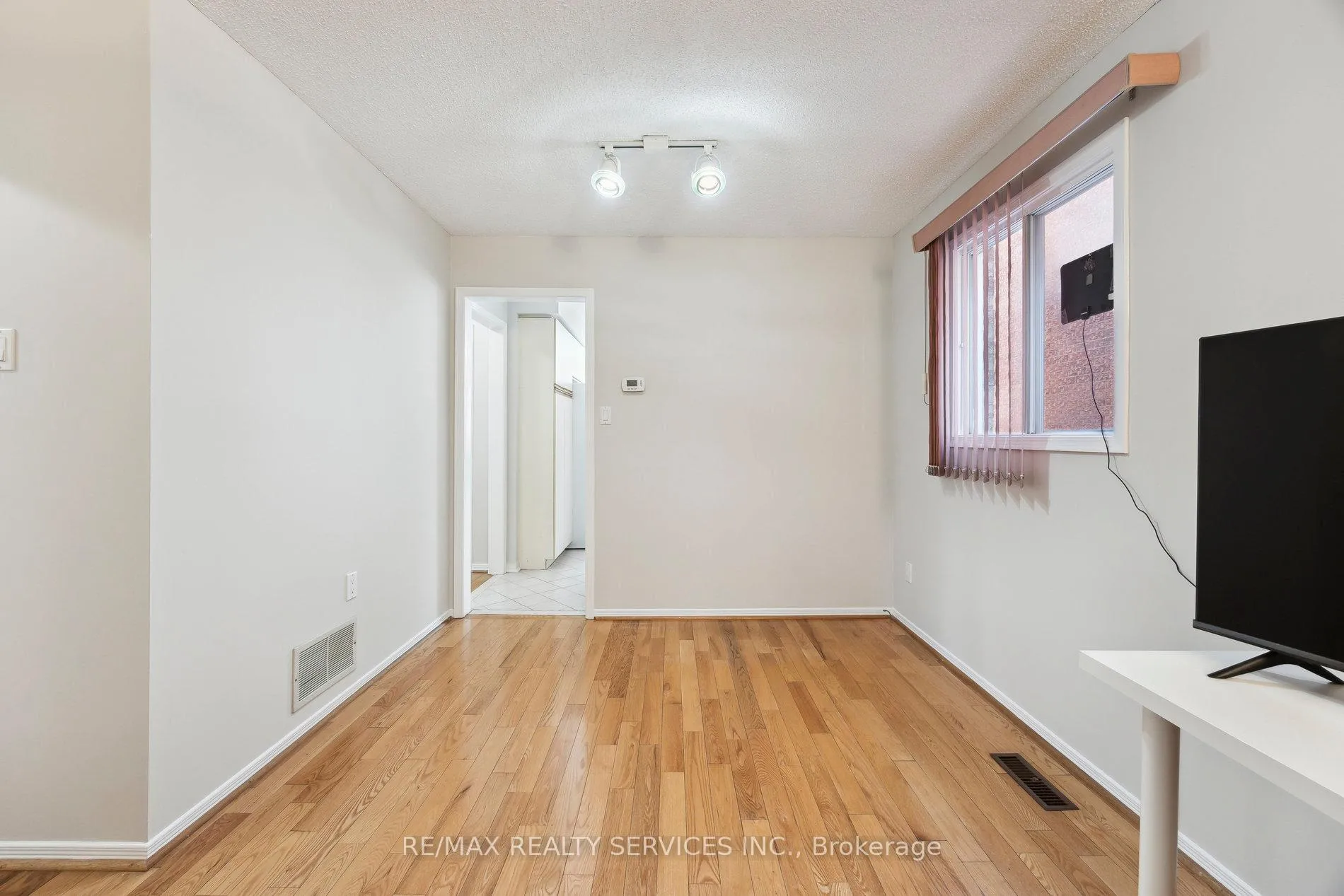 Photo 9 of 37 Candy Crescent, Brampton, Northwood Park — HOMEH