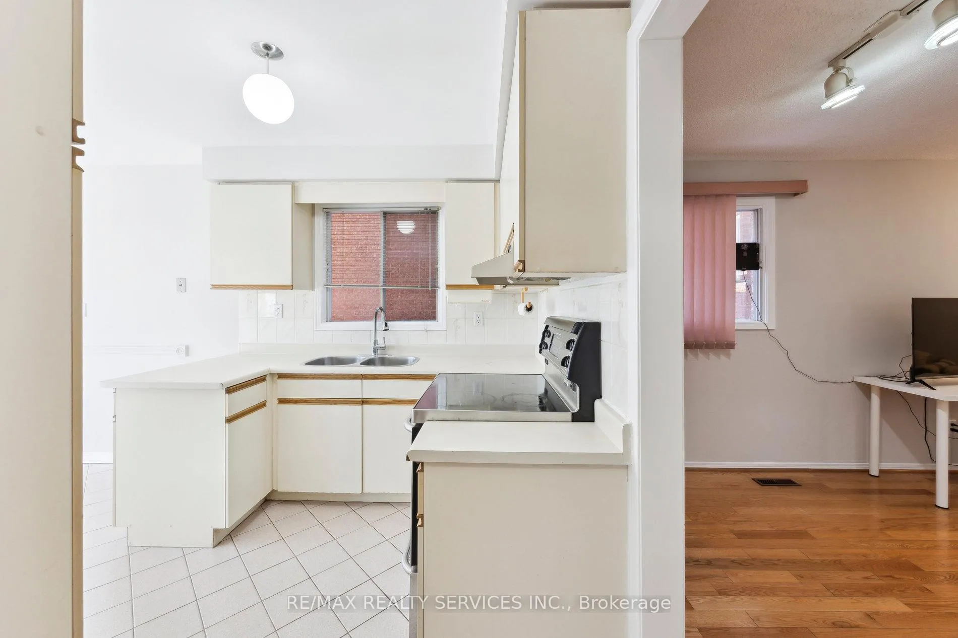 Photo 12 of 37 Candy Crescent, Brampton, Northwood Park — HOMEH