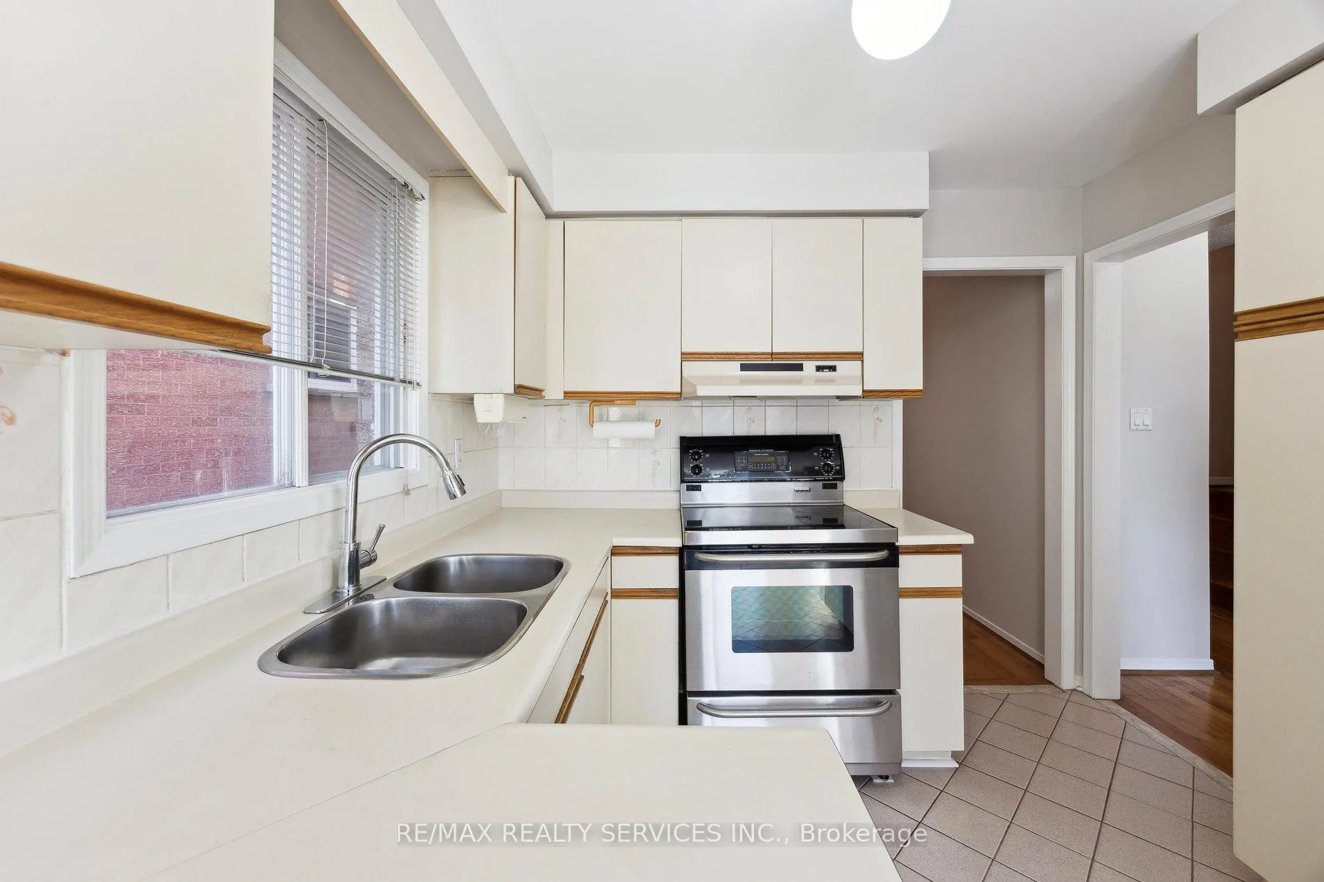 Photo 13 of 37 Candy Crescent, Brampton, Northwood Park — HOMEH
