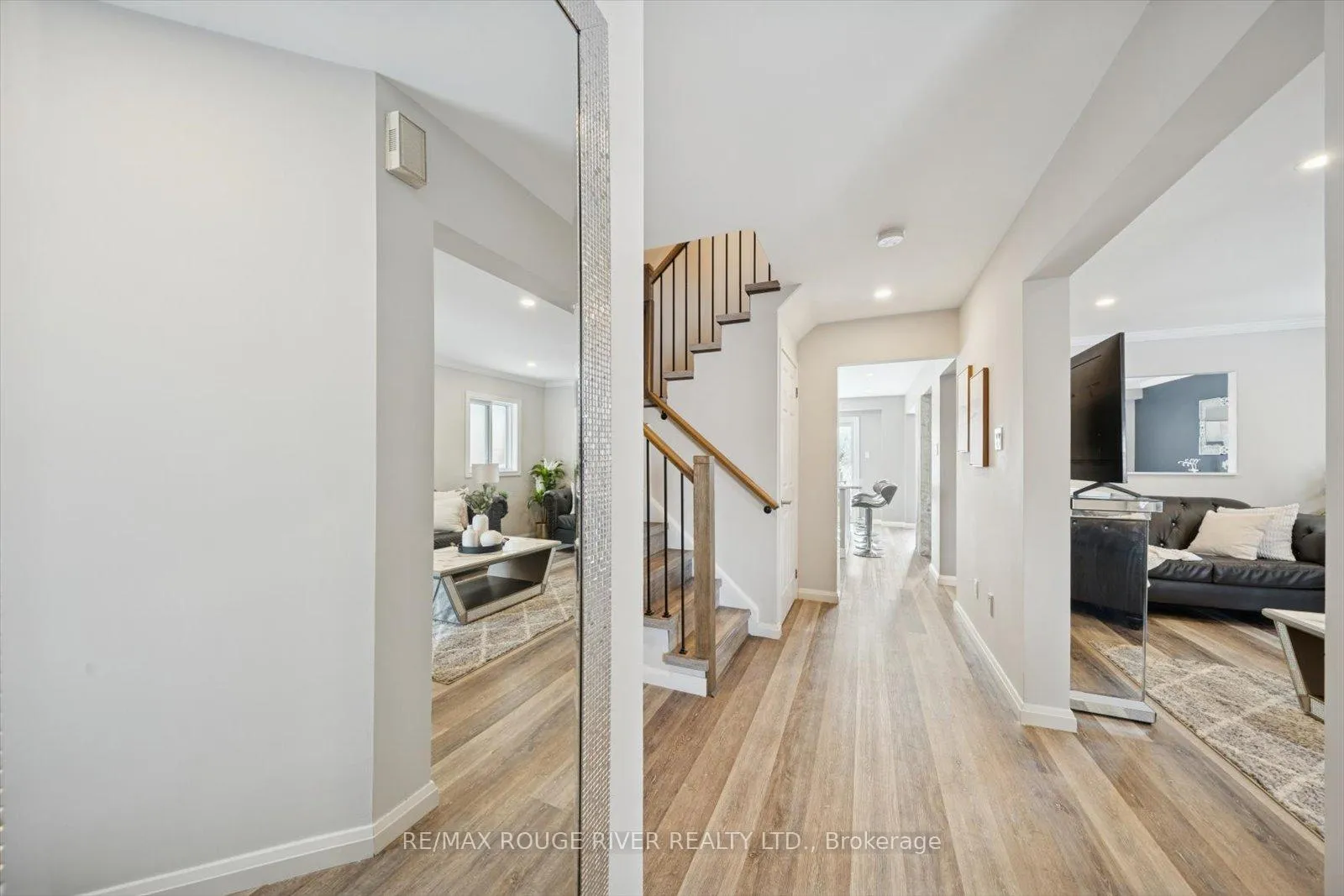 Photo 4 of 13 Prestonway Drive, Clarington, Bowmanville — HOMEH
