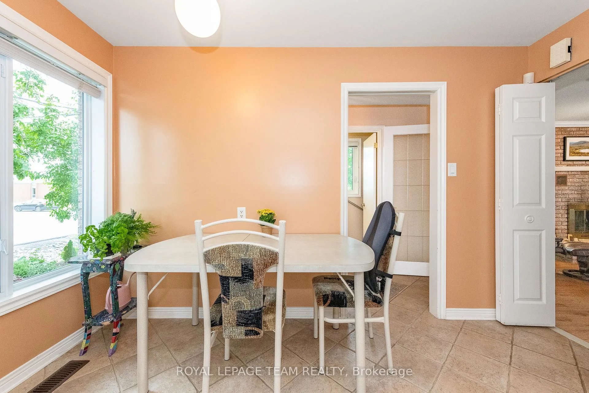 Photo 17 of 119 Royal York Street W, Ottawa, Richmond — HOMEH