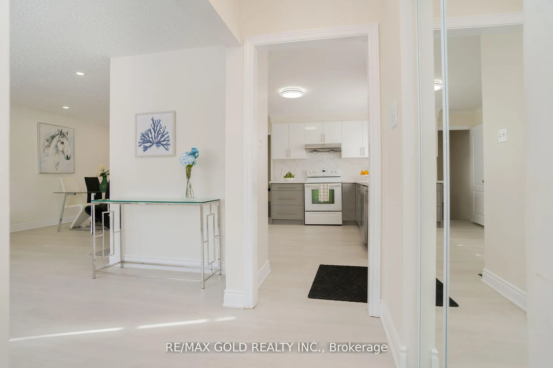 Photo 3 of 327 Balmoral Drive, Brampton, Avondale — HOMEH