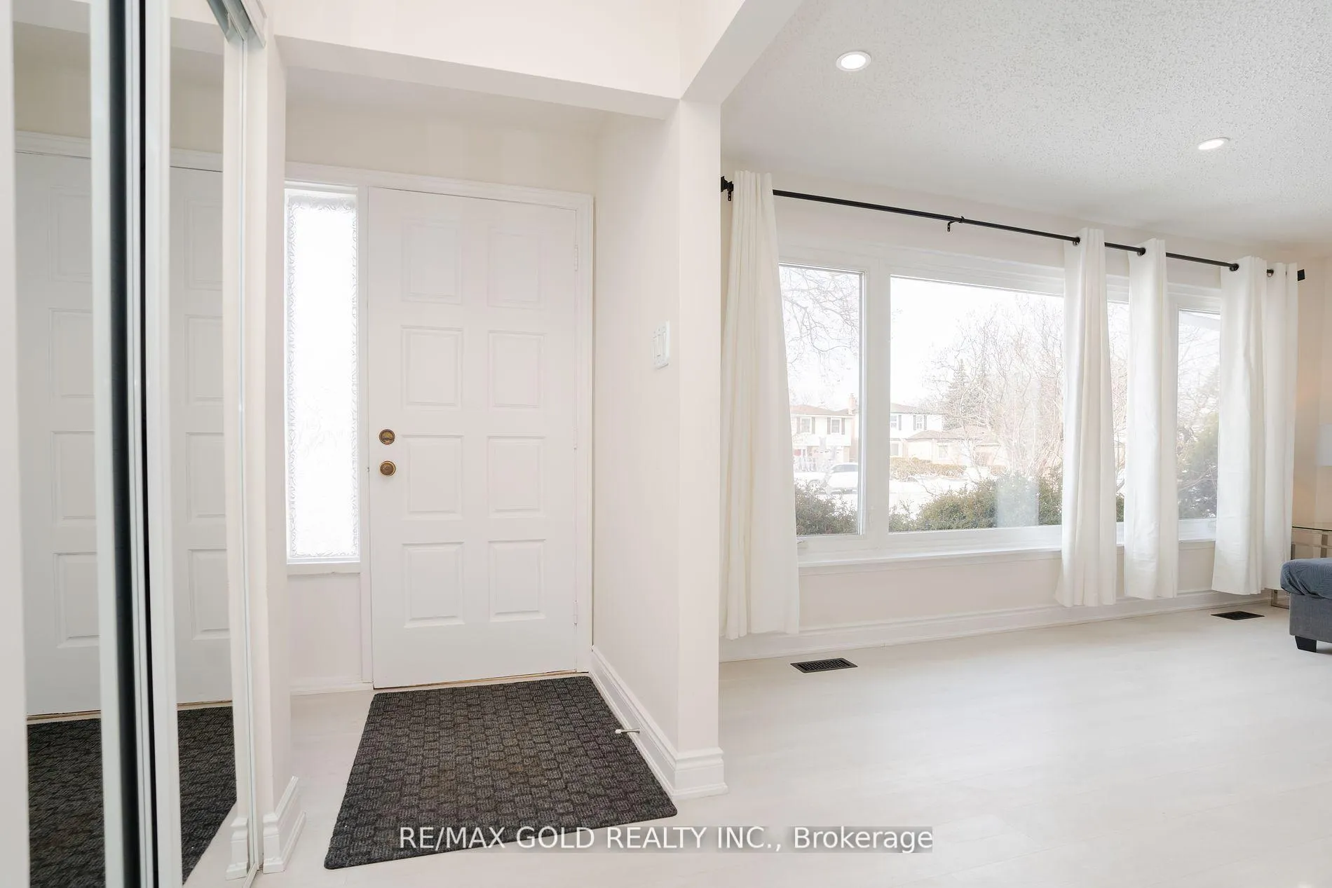 Photo 4 of 327 Balmoral Drive, Brampton, Avondale — HOMEH