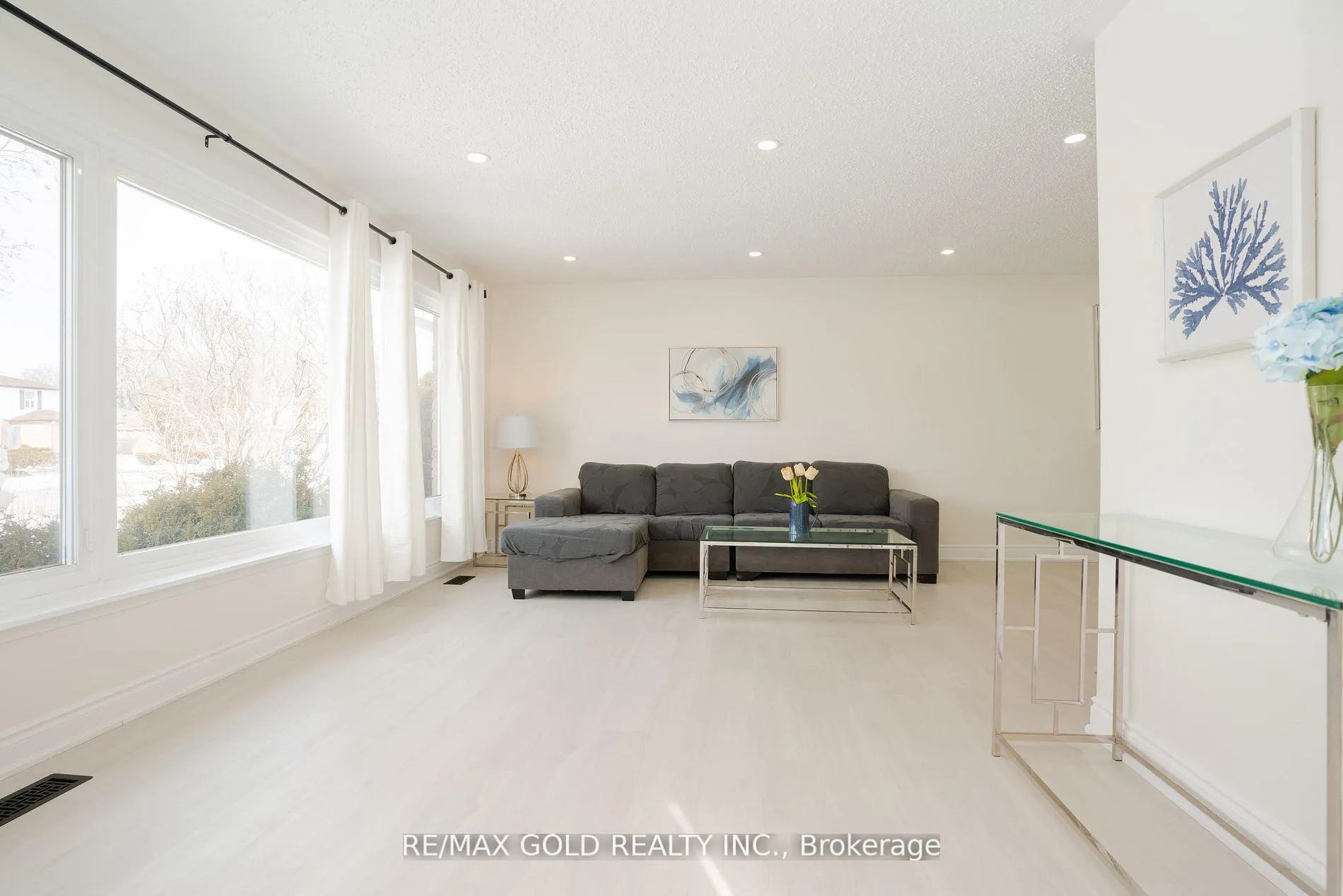 Photo 5 of 327 Balmoral Drive, Brampton, Avondale — HOMEH