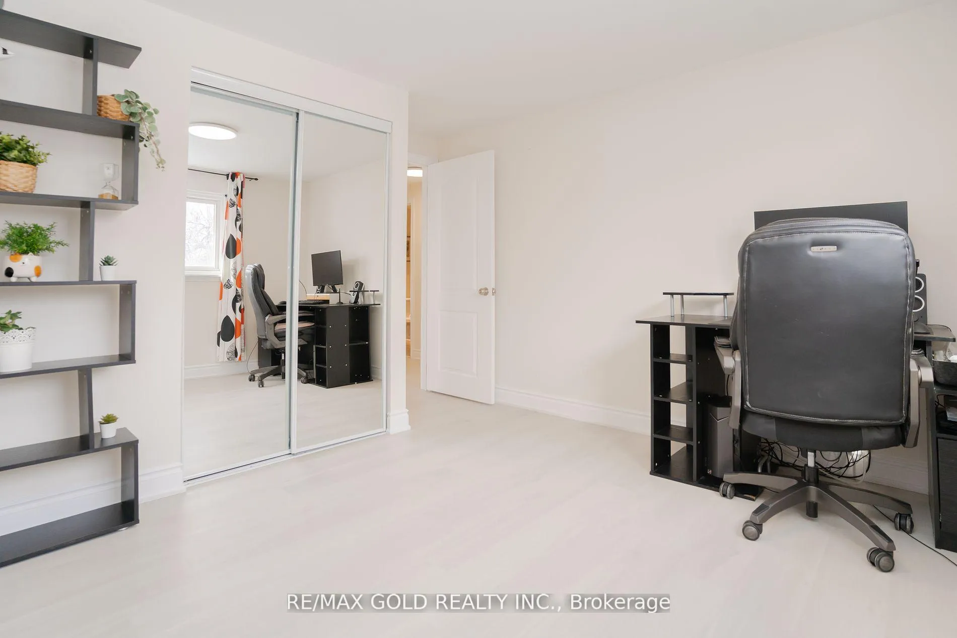 Photo 21 of 327 Balmoral Drive, Brampton, Avondale — HOMEH