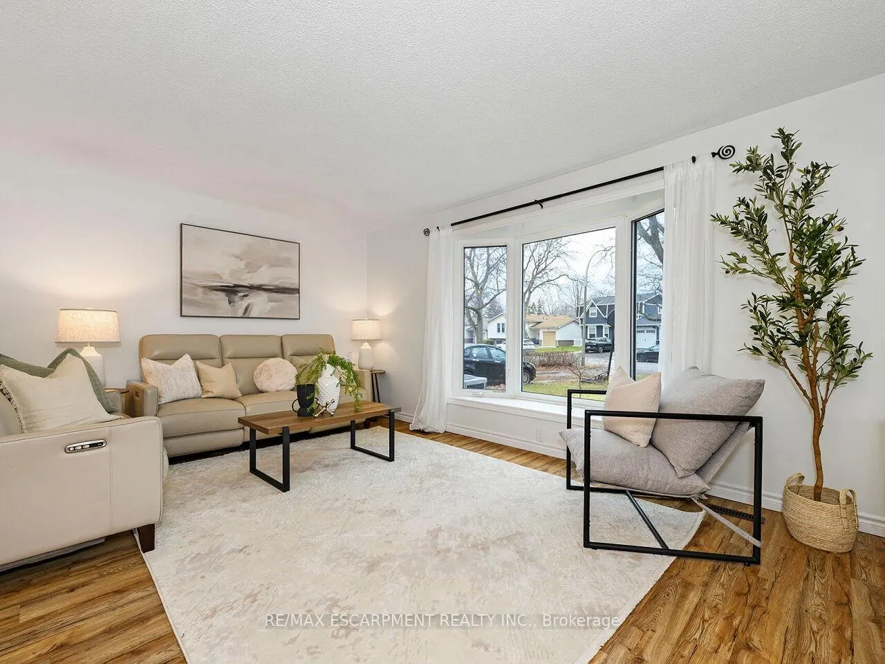 Photo 4 of 655 Lomond Crescent, Burlington, Shoreacres — HOMEH