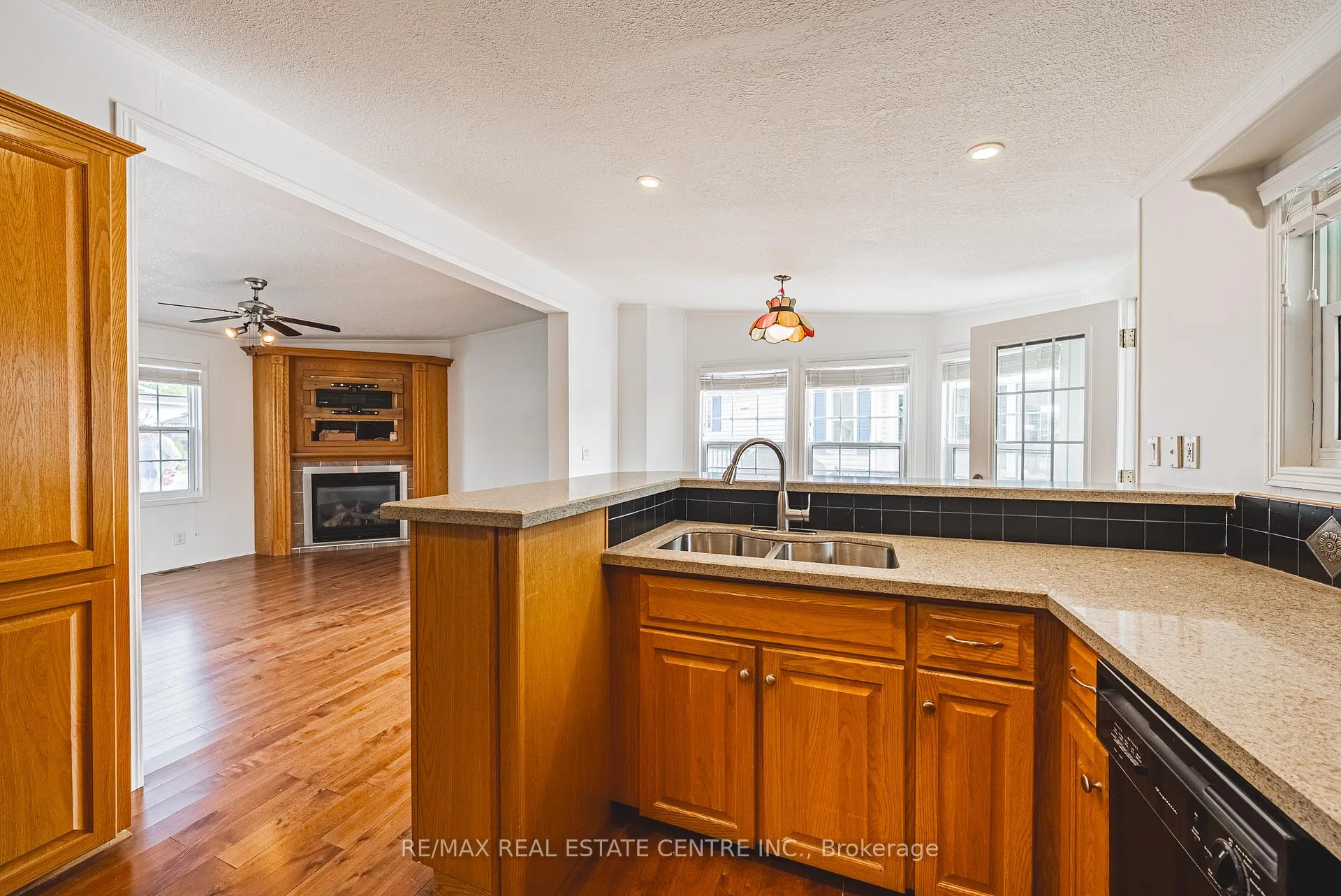 Photo 10 of 2 Hemlock PVT Crescent, Puslinch, Aberfoyle — HOMEH