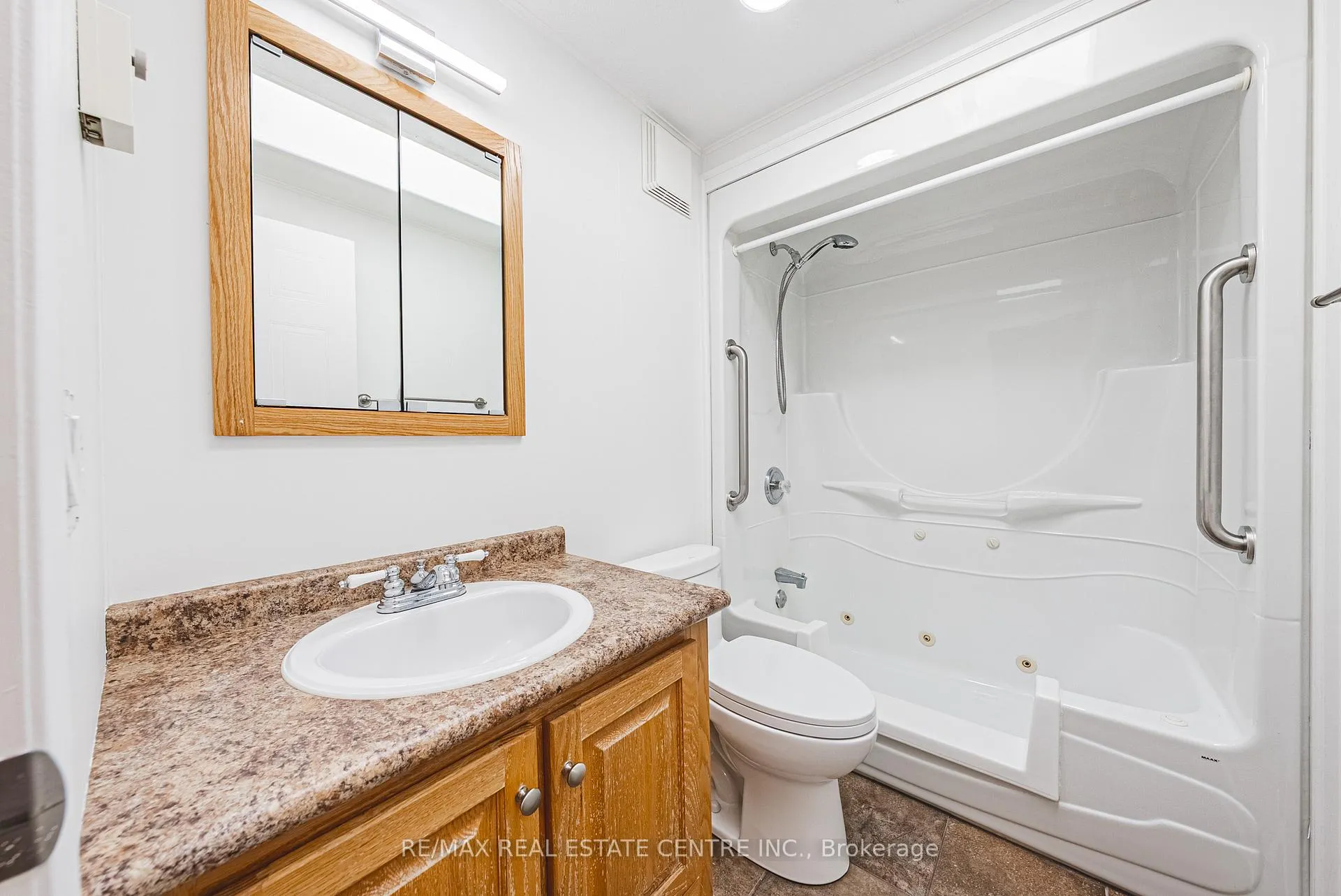 Photo 18 of 2 Hemlock PVT Crescent, Puslinch, Aberfoyle — HOMEH
