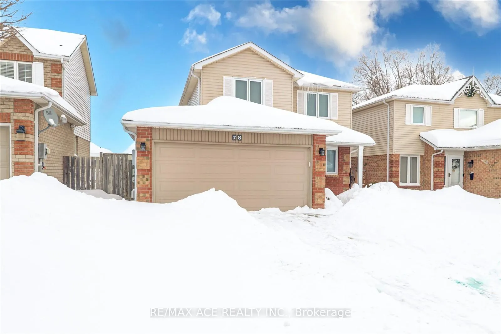 Photo 2 of 78 Hooper Square, Clarington, Bowmanville — HOMEH