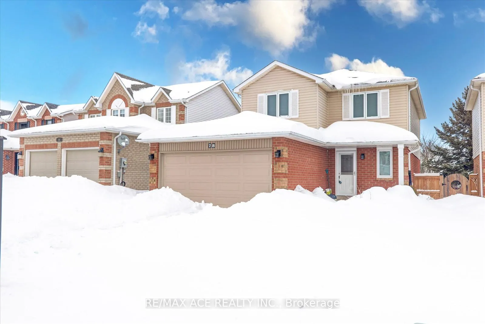 Photo 3 of 78 Hooper Square, Clarington, Bowmanville — HOMEH