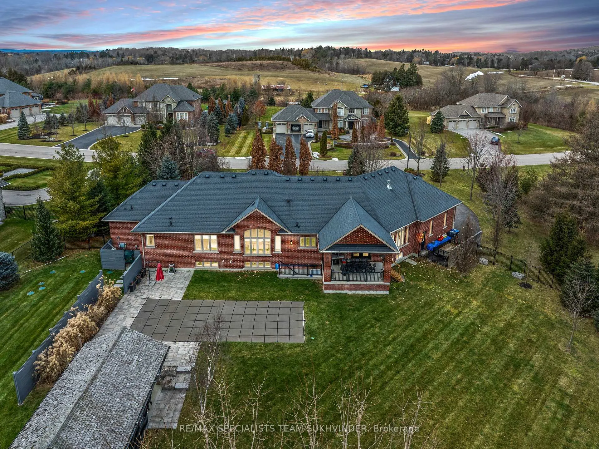 Photo 2 of 5 Cedar Allan Place, Caledon, Palgrave — HOMEH