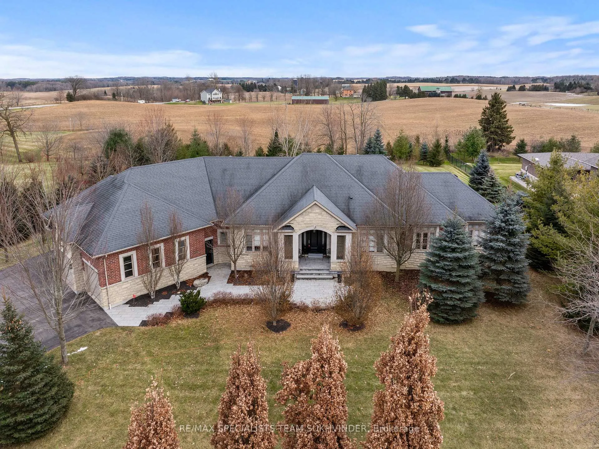 Photo 4 of 5 Cedar Allan Place, Caledon, Palgrave — HOMEH
