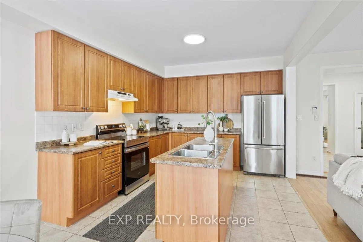 Photo 13 of 4 Hadleigh Way, Whitby, Brooklin — HOMEH
