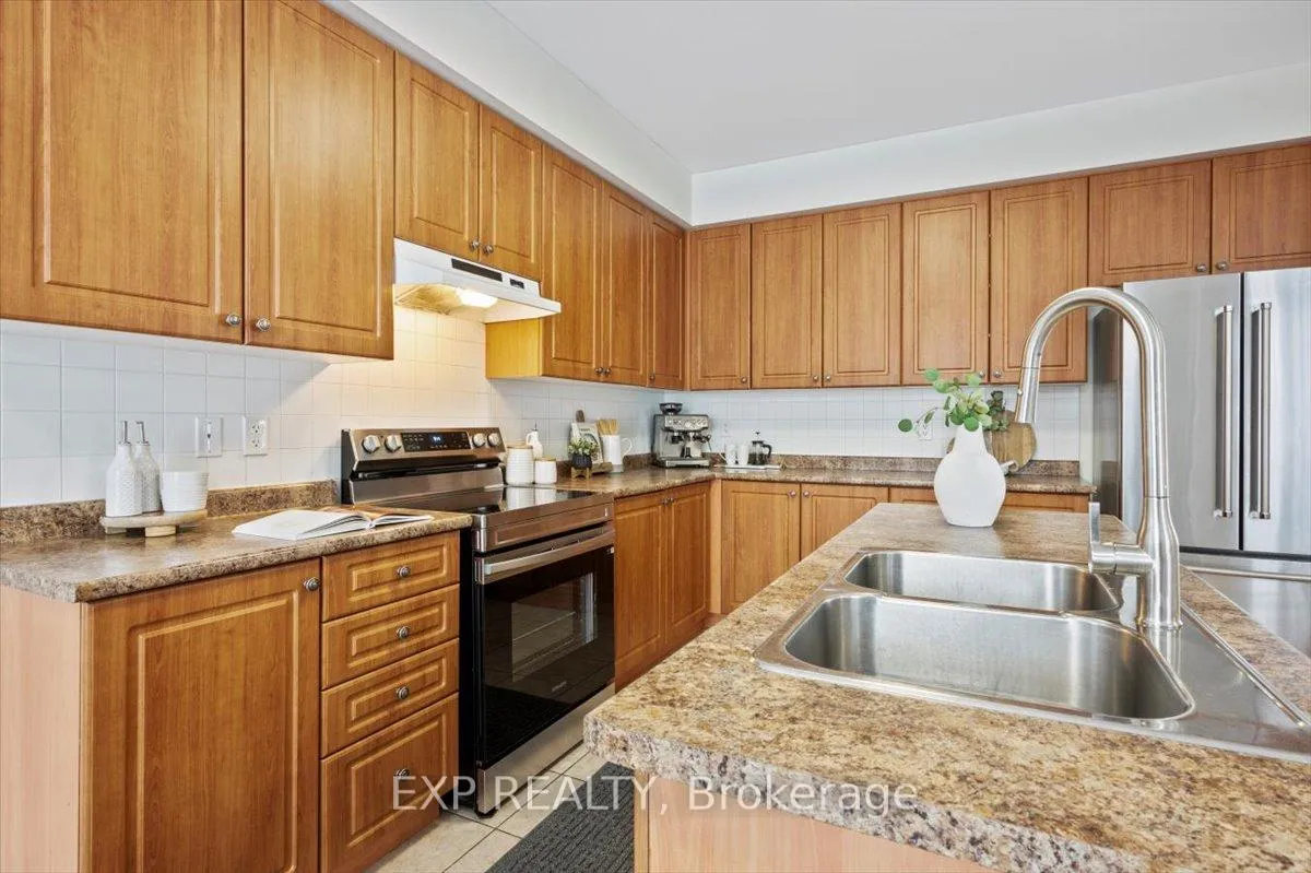 Photo 14 of 4 Hadleigh Way, Whitby, Brooklin — HOMEH