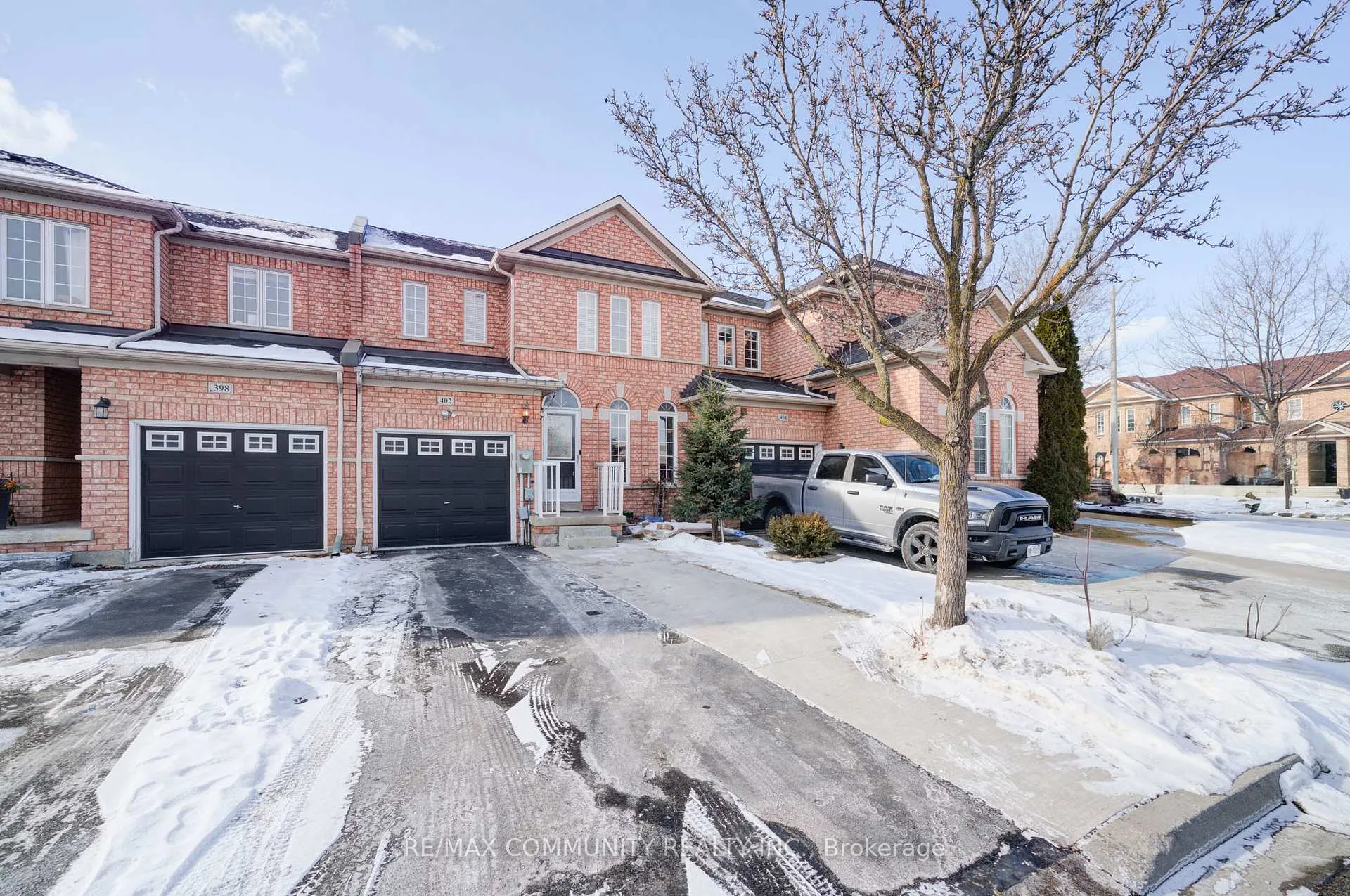 Photo 2 of 402 Hawkview Boulevard, Vaughan, Vellore Village — HOMEH
