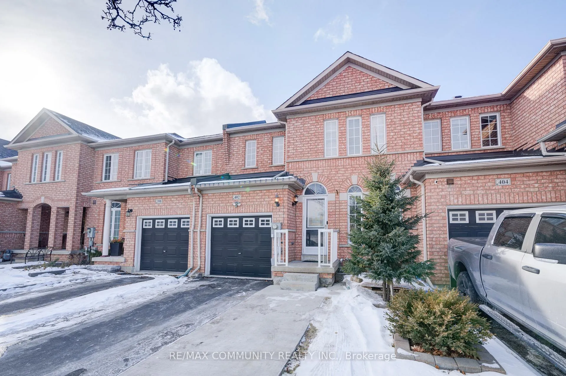 Photo 4 of 402 Hawkview Boulevard, Vaughan, Vellore Village — HOMEH