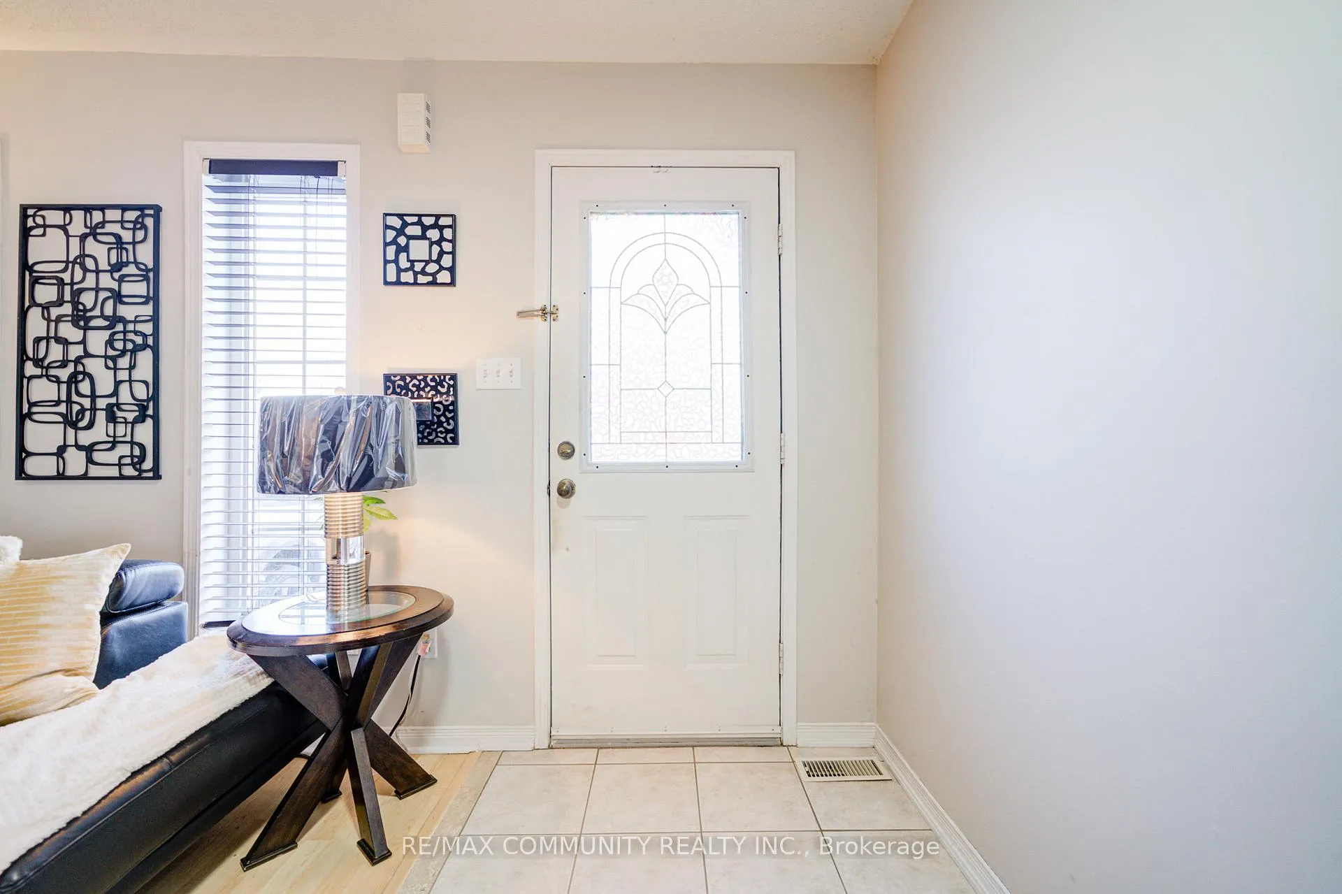 Photo 6 of 402 Hawkview Boulevard, Vaughan, Vellore Village — HOMEH