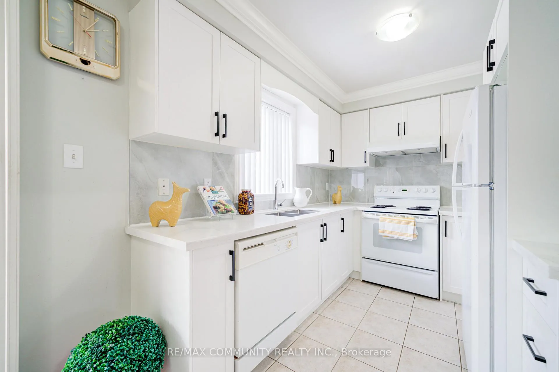 Photo 20 of 402 Hawkview Boulevard, Vaughan, Vellore Village — HOMEH