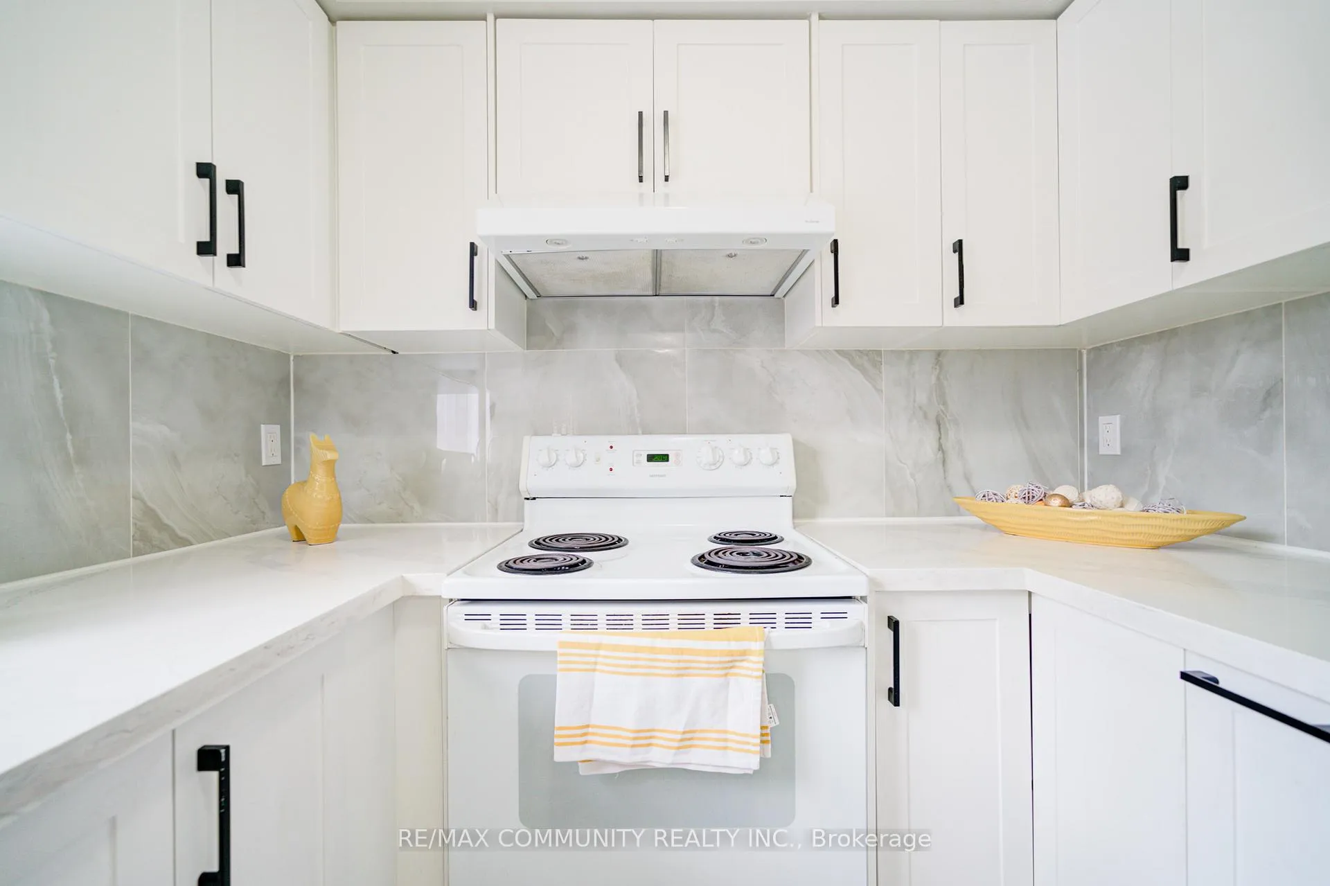 Photo 23 of 402 Hawkview Boulevard, Vaughan, Vellore Village — HOMEH