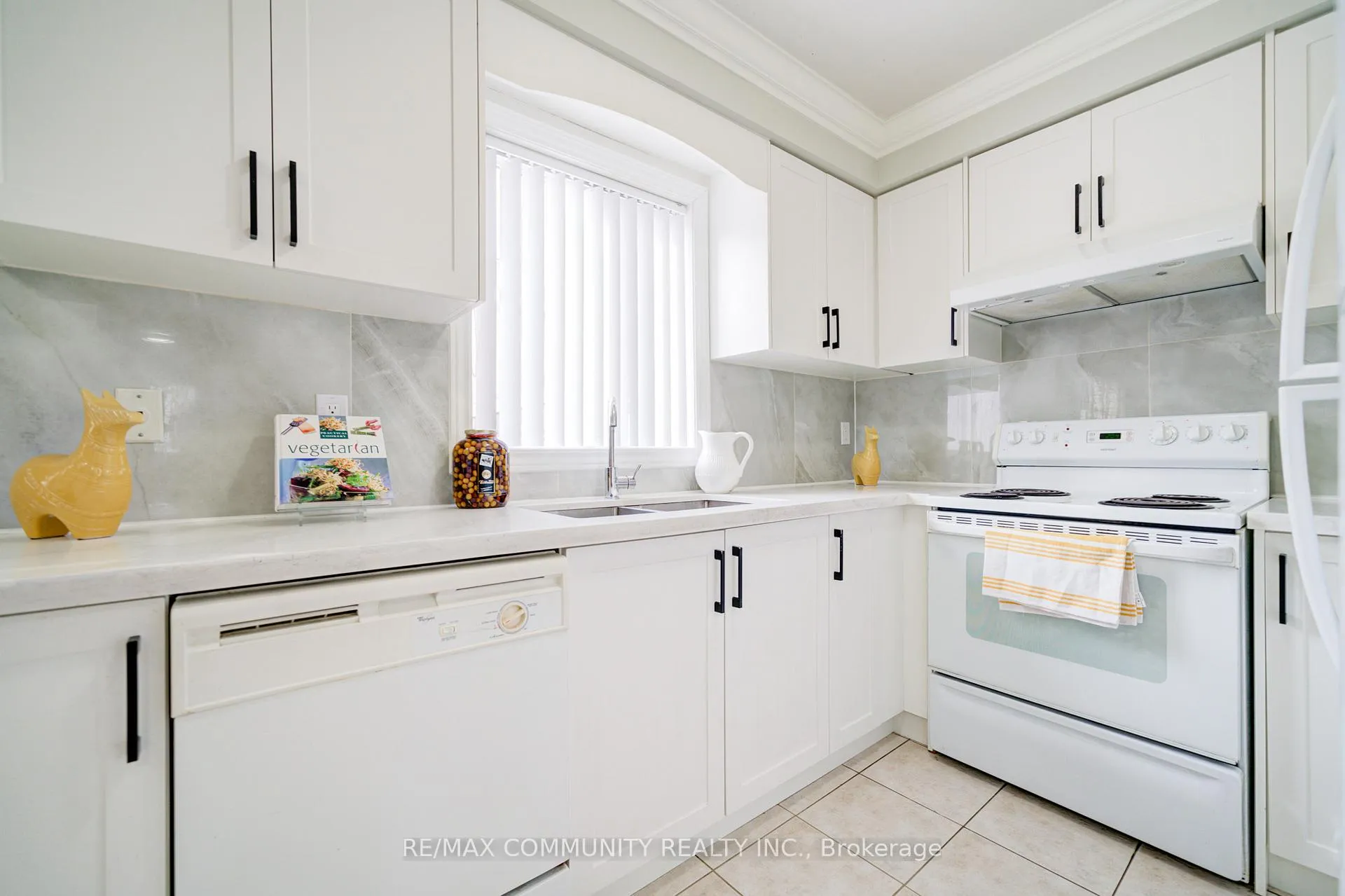 Photo 24 of 402 Hawkview Boulevard, Vaughan, Vellore Village — HOMEH