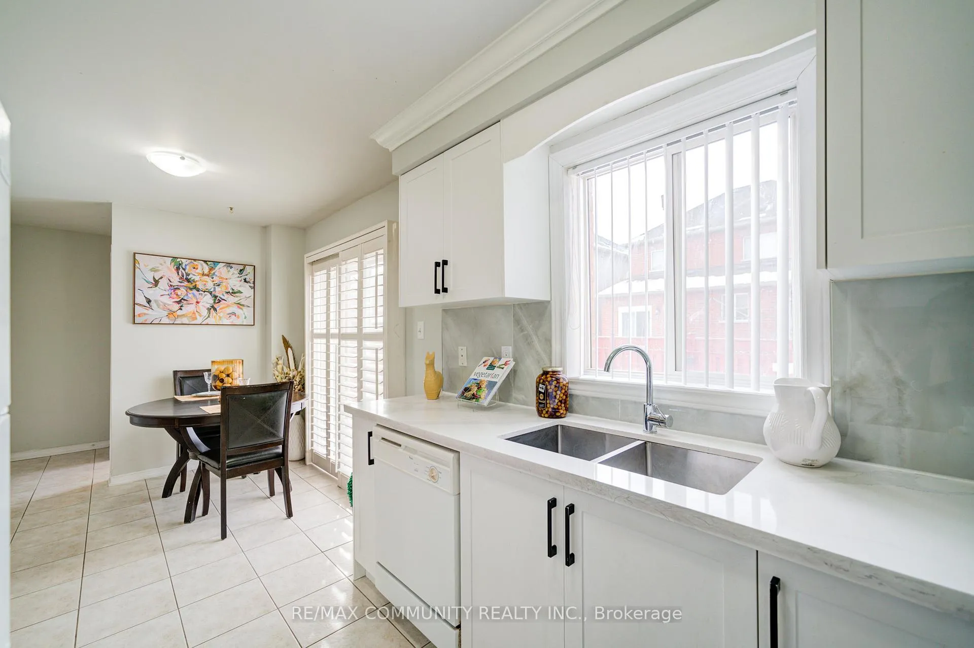 Photo 25 of 402 Hawkview Boulevard, Vaughan, Vellore Village — HOMEH