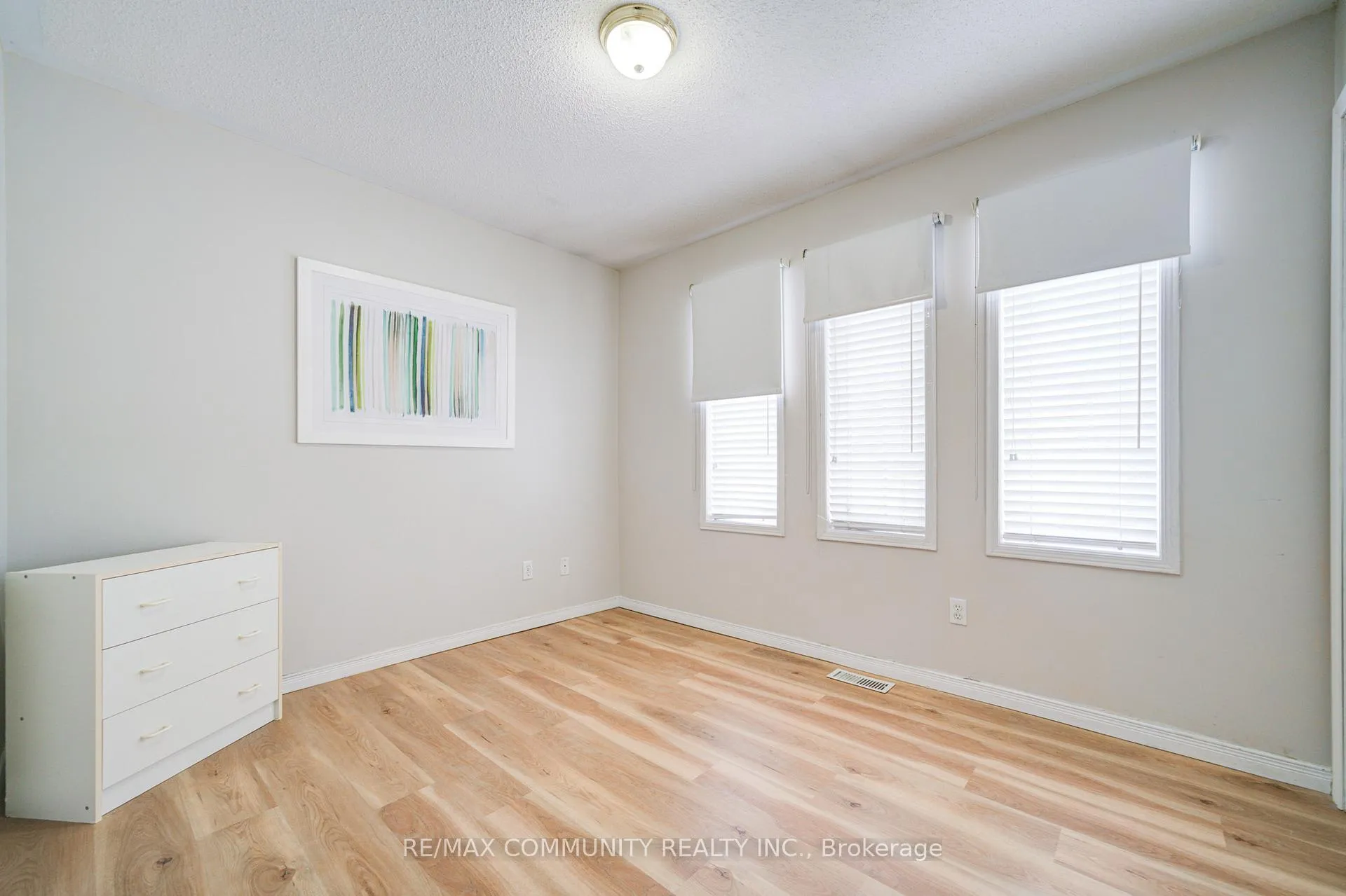 Photo 32 of 402 Hawkview Boulevard, Vaughan, Vellore Village — HOMEH